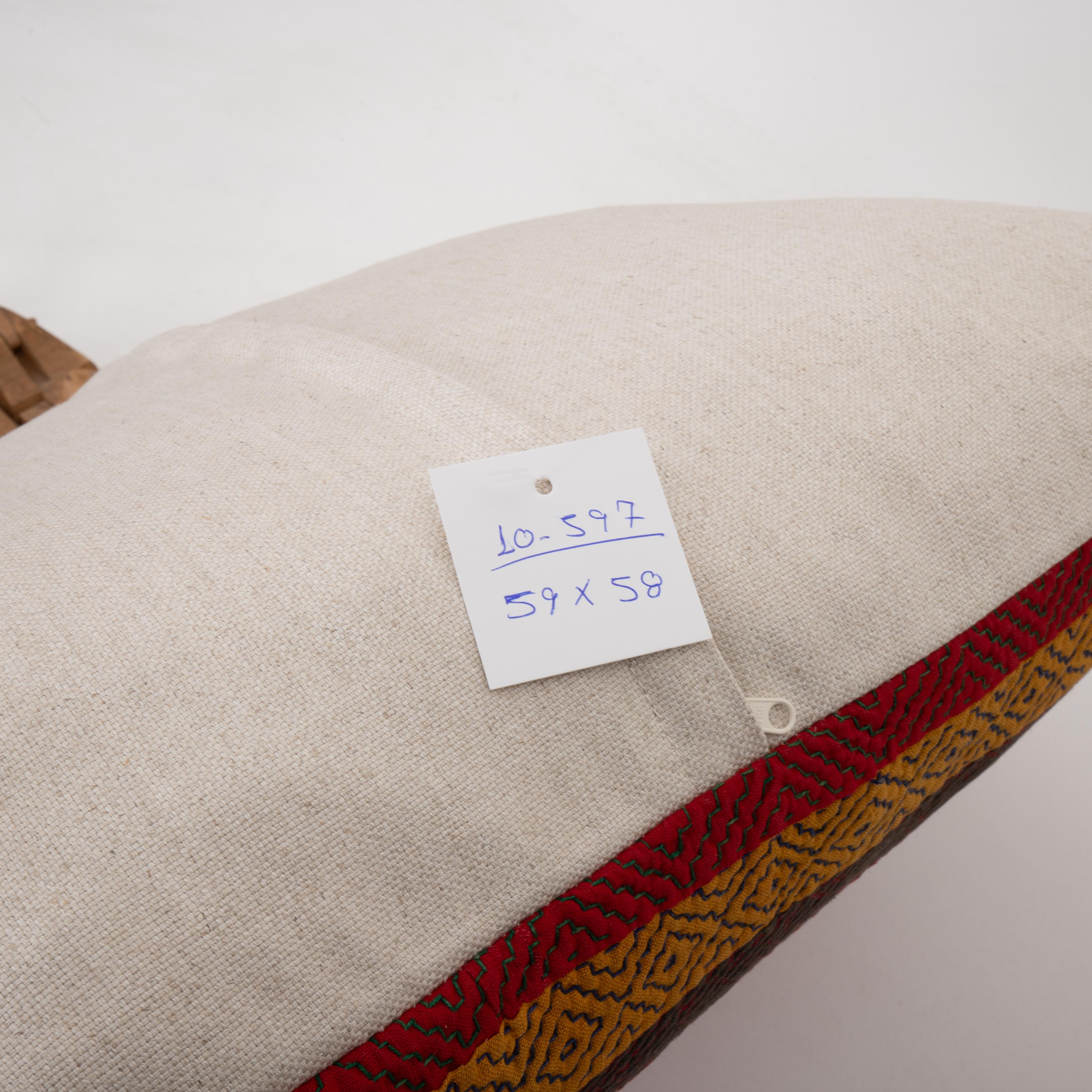 20ième siècle Cette taie d'oreiller fabriquée à partir d'un  A.C.I.C. Broderie indienne. en vente