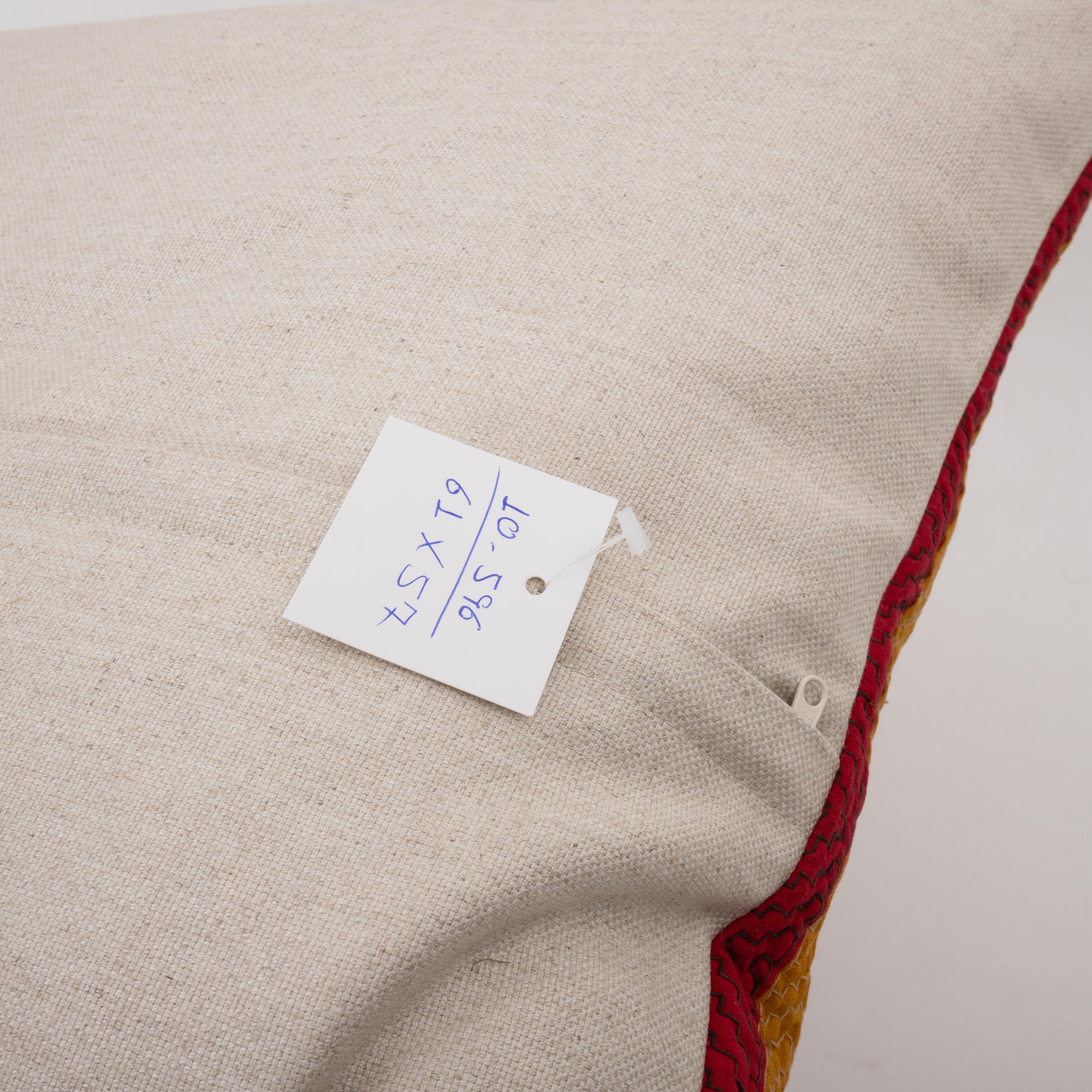 Dieser Kopfkissenbezug  hergestellt aus einer  Mitte 20. Jh. Indische Stickerei. (Baumwolle) im Angebot