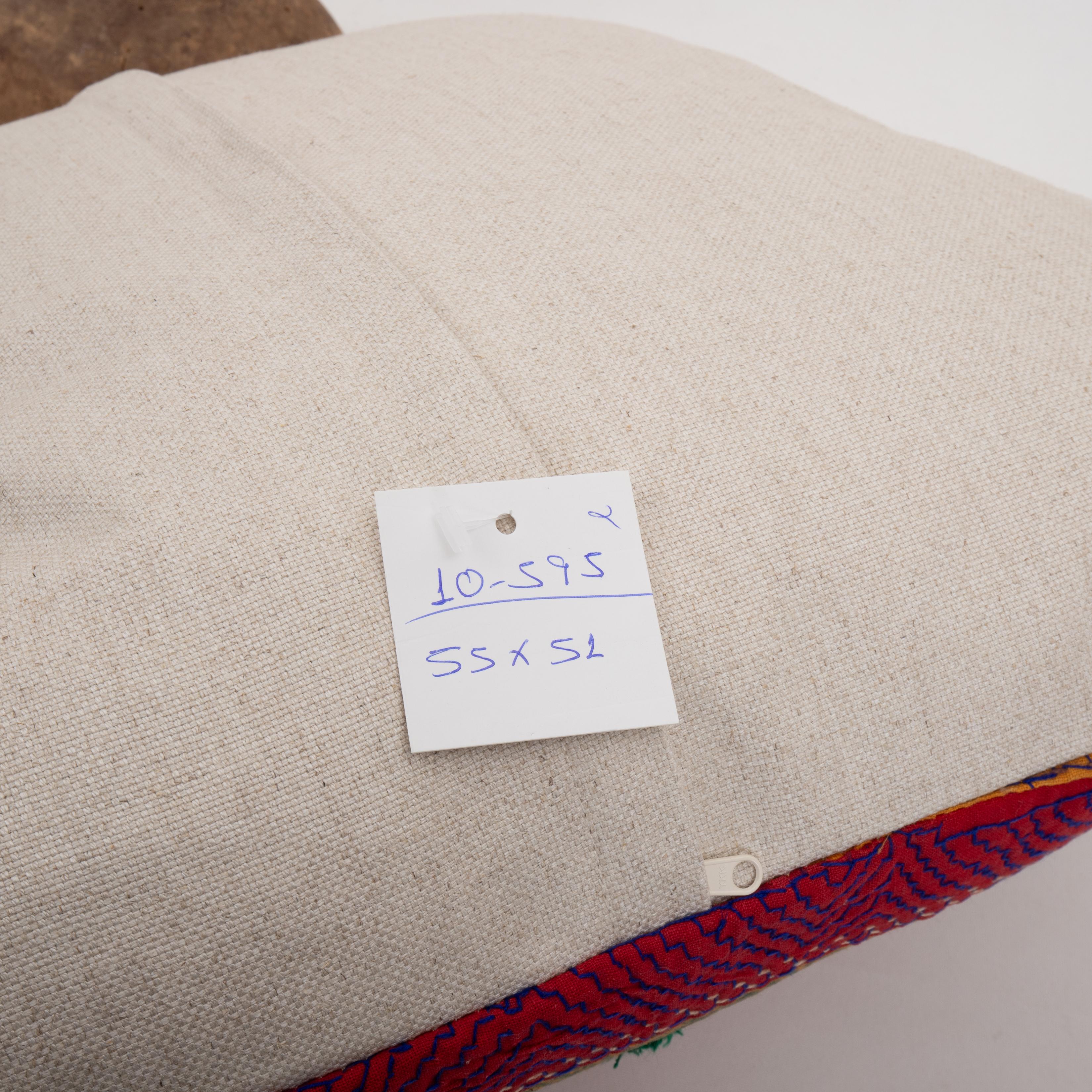 Dieser Kopfkissenbezug  hergestellt aus einer  Mitte 20. Jh. Indische Stickerei. (Baumwolle) im Angebot