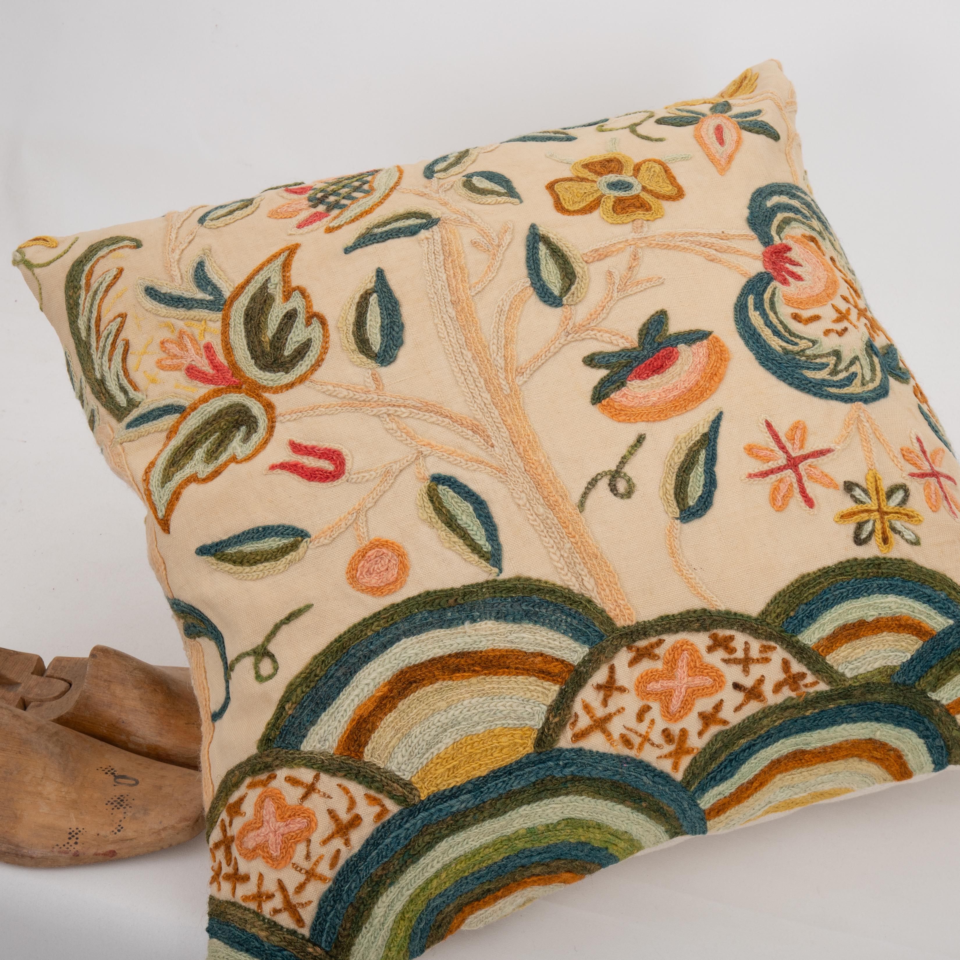 20ième siècle Cette taie d'oreiller  à partir d'un  A.C.I.C. Broderie Crewel du milieu du 20ème siècle en vente