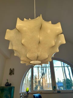 This rare and extravagant 1960s cocoon pendant light is in excellent condition!