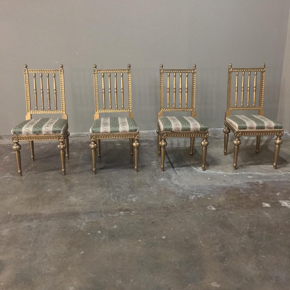 Intagliato a mano Questo set di quattro sedie dorate svedesi Luigi XVI del XIX secolo in vendita
