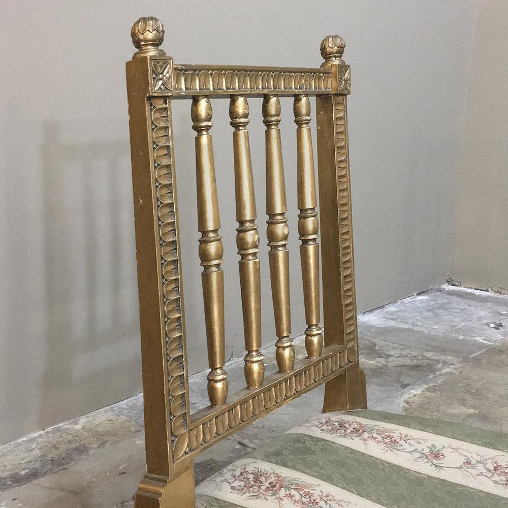 Fine XIX secolo Questo set di quattro sedie dorate svedesi Luigi XVI del XIX secolo in vendita