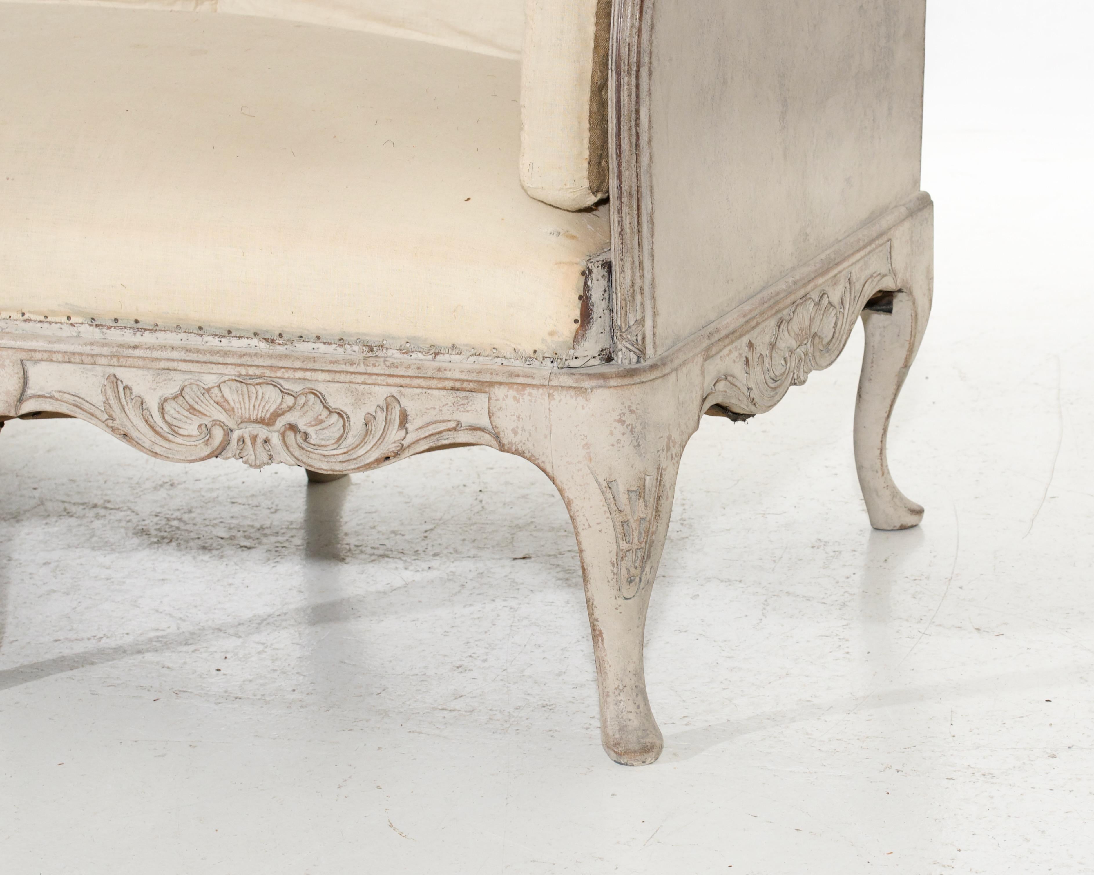 Dieses reizvolle Sofa ist im schwedischen Rokoko-Stil gehalten und wird auf ein Alter von etwa 100 Jahren geschätzt. Das Stück ist freistehend und weist charmante Details auf, die für die damalige Zeit charakteristisch sind. Seine zeitlose Eleganz