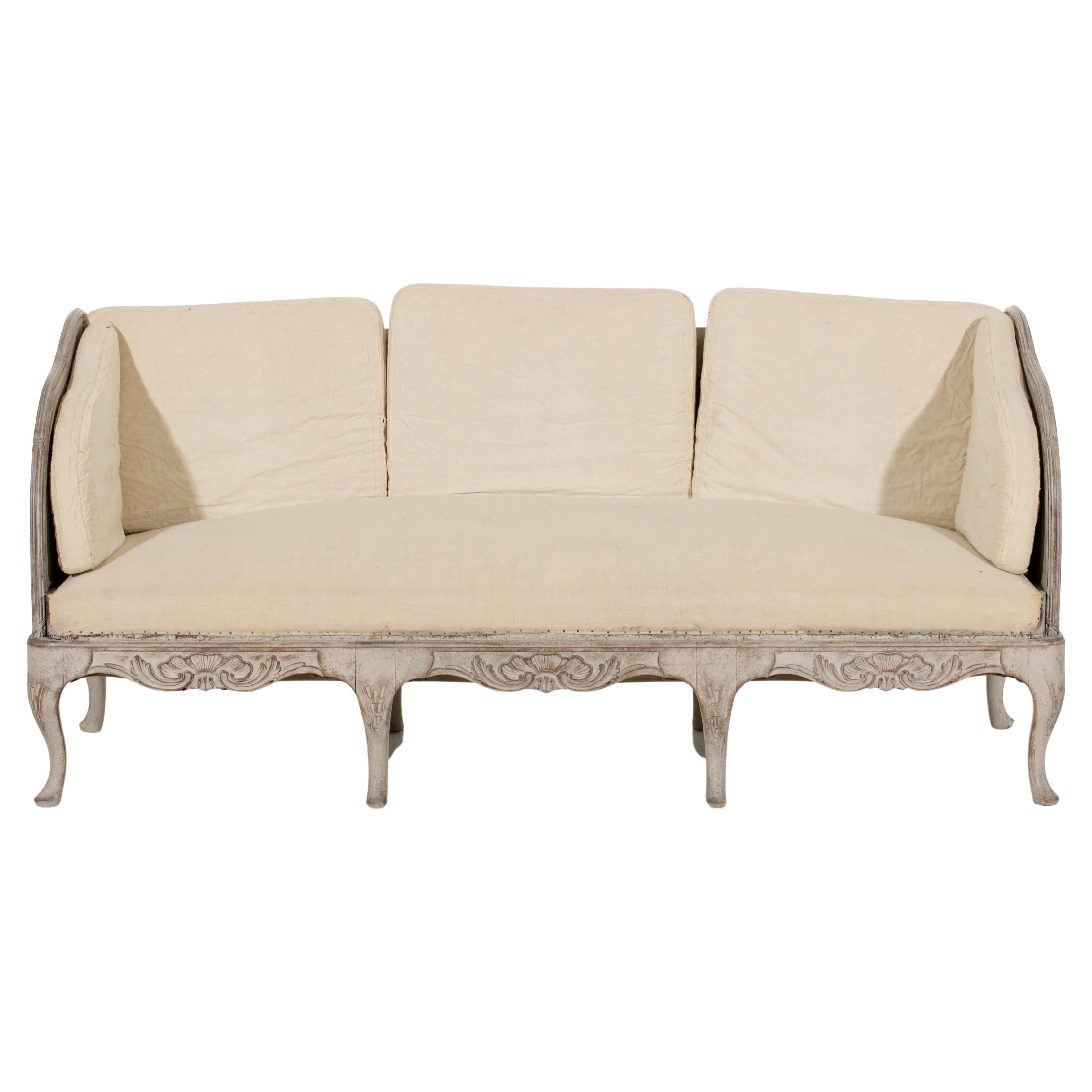 Dieses Sofa ist im schwedischen Rokokostil gehalten und soll etwa 100 Jahre alt sein