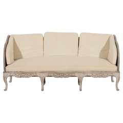 Dieses Sofa ist im schwedischen Rokokostil gehalten und soll etwa 100 Jahre alt sein