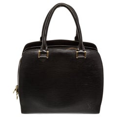 This sophisticated tote is finely crafted of Louis Vuitton signature textured 