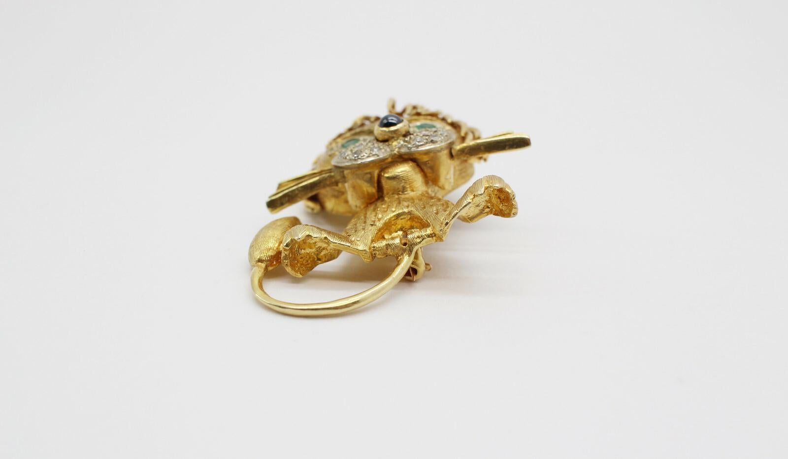 Diese skurrile Brosche aus den 1950er Jahren zeigt einen charmanten Löwen aus 14-karätigem Gelbgold mit fein strukturierten Details. Das Gesicht des Löwen ist mit einer Nase aus Hämatit-Cabochon, schimmernden Wangen aus Diamanten in Pavé-Fassung und