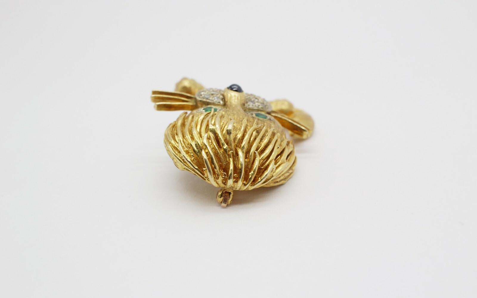 Diese skurrile Brosche aus den 1950er Jahren zeigt einen bezaubernden Löwen in 14k Gelb. im Angebot 1