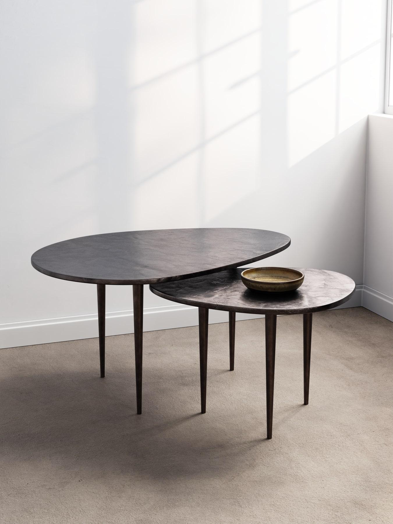 Rehaussez votre espace de vie avec notre table basse emblématique Thistle, où l'héritage du design italien rencontre la sophistication contemporaine. Ce chef-d'œuvre sculptural associe des lignes géométriques épurées à des courbes organiques, créant