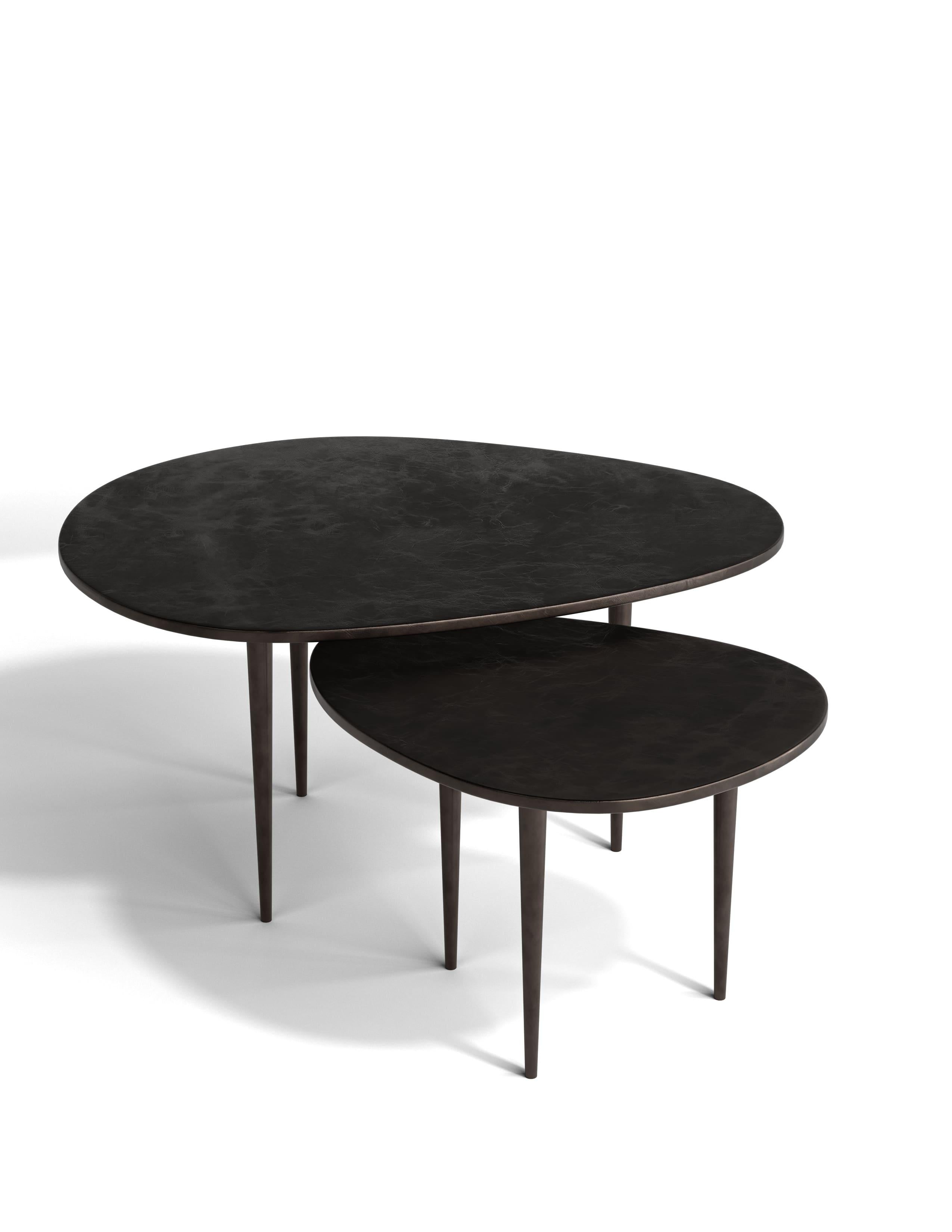 Werten Sie Ihren Wohnbereich mit unserem ikonischen Thistle Couchtisch auf, bei dem italienisches Designerbe auf moderne Raffinesse trifft. Dieses skulpturale Meisterwerk kombiniert klare geometrische Linien mit organischen Kurven und bildet so