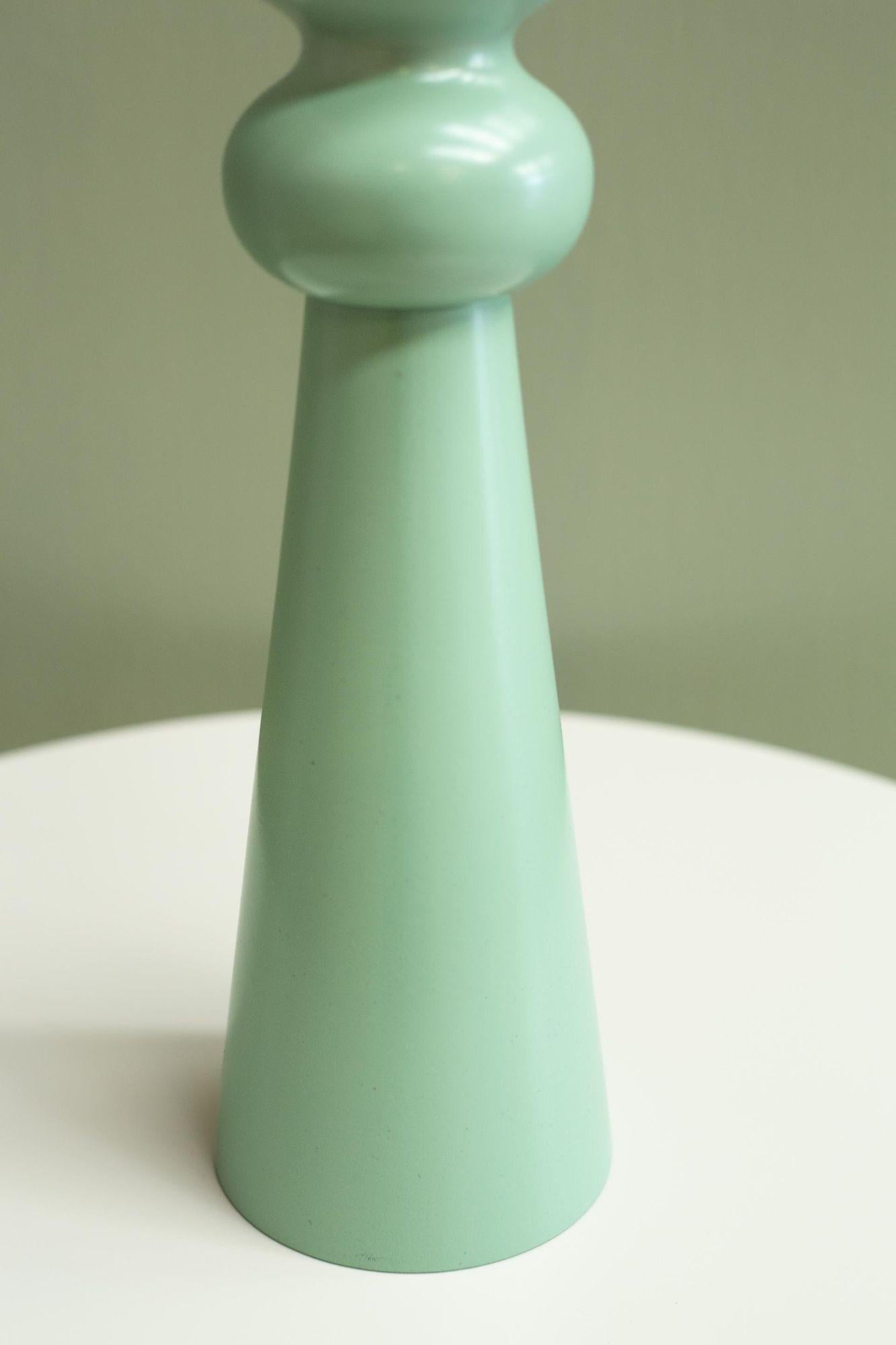 Lampe de table en bois tourné « chardon » - Fern Excellent état - En vente à Malton, GB