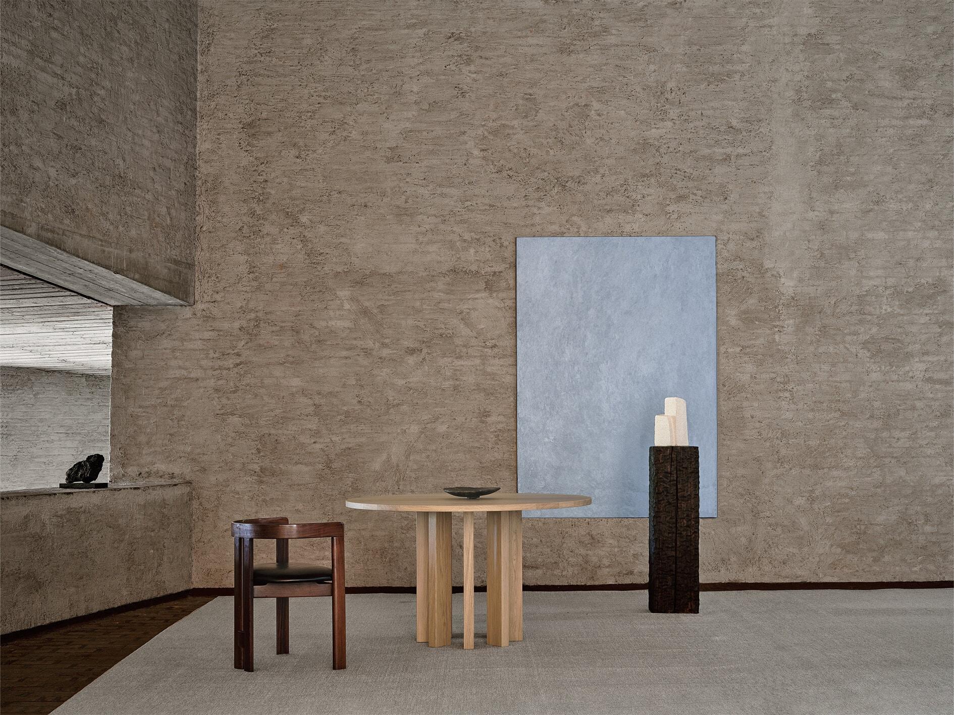 XXI secolo e contemporaneo Tavolo da pranzo rotondo Thola in rovere massiccio europeo chiaro di Mokko Amsterdam in vendita