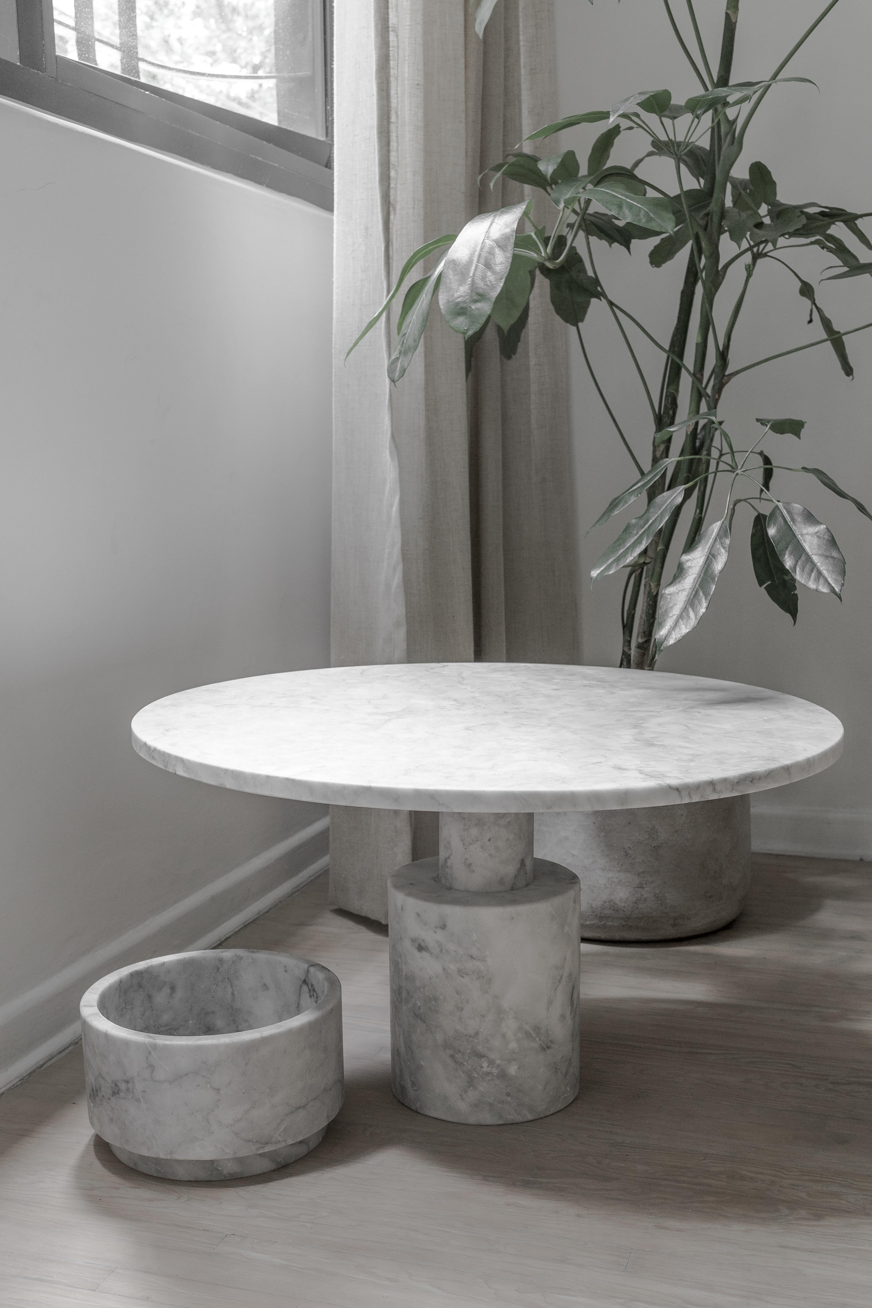Side table in carved Veneciano white marble.    For this piece of marble, the cover will arrive disassembled, to install it a screwdriver is essential. Within the delivery, a manual is included to follow the instructions. Production time: 6-8 weeks