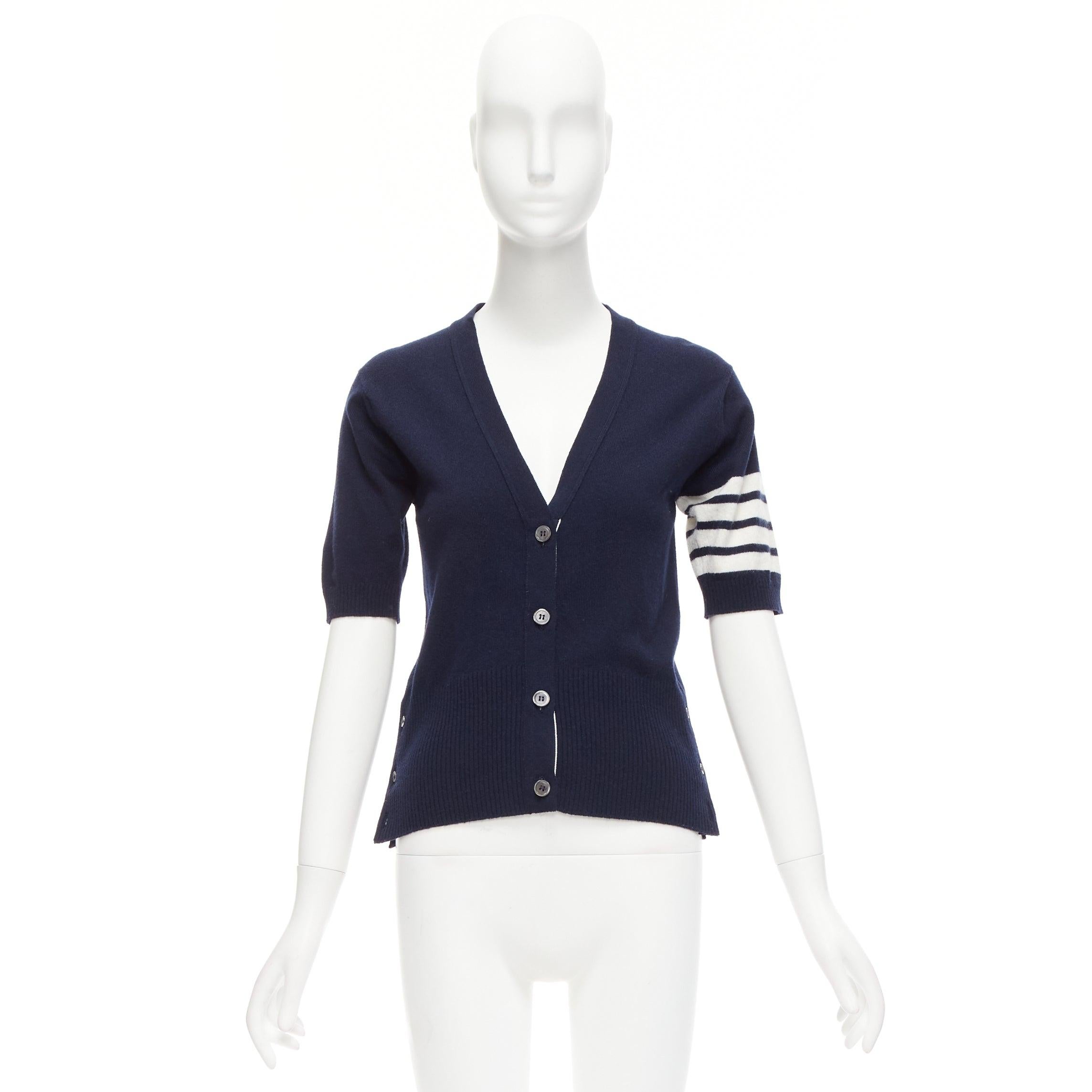 THOM BROWNE 100% cashmere, cardigan a 4 strisce bianche e blu con bottoni, IT44 L. in vendita 5