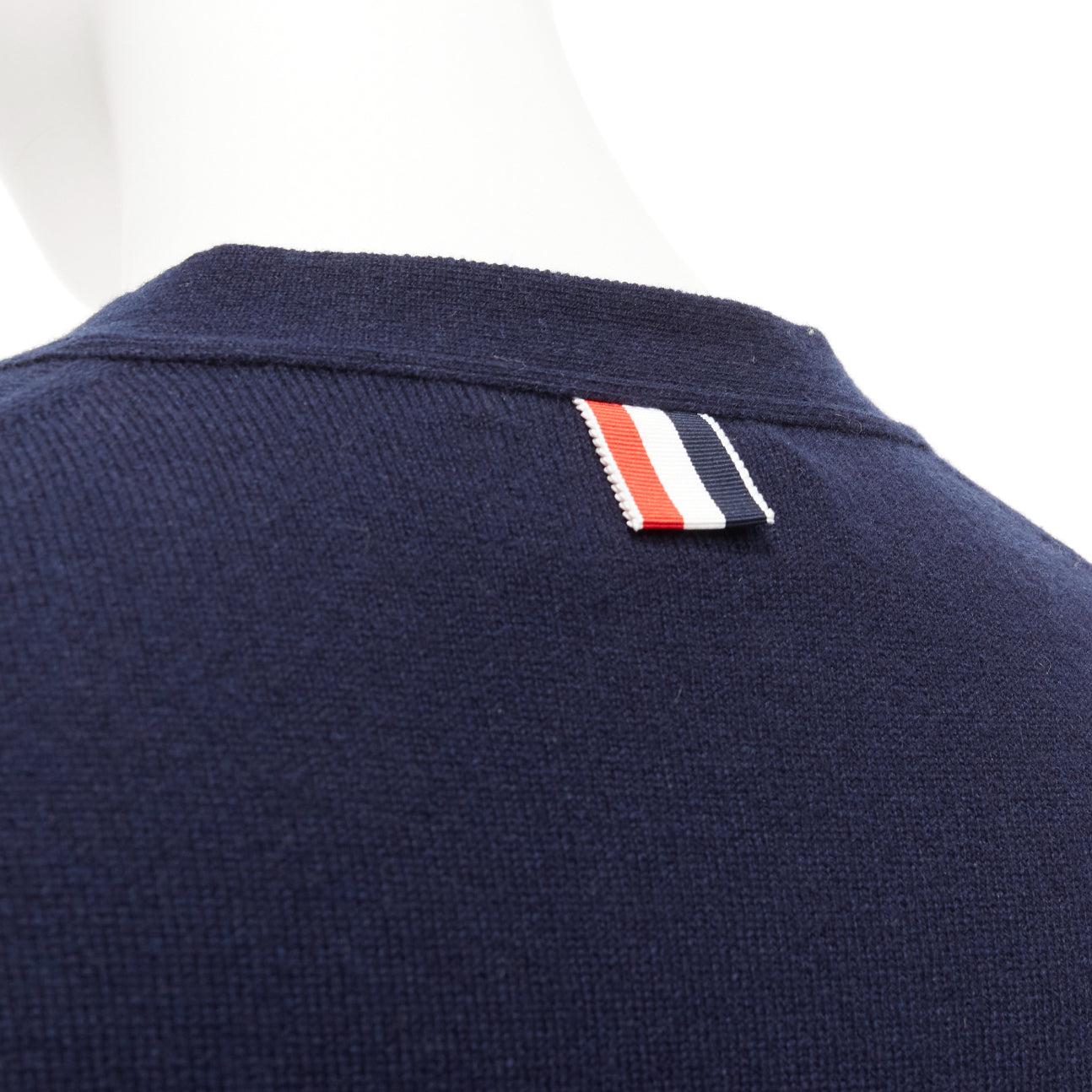 THOM BROWNE 100% cashmere, cardigan a 4 strisce bianche e blu con bottoni, IT44 L.
Riferimento: DYTG/A00037
Marchio: Thom Browne
Designer: Thom Browne
Materiale: Cashmere
Colore: Blu, Bianco
Modello: A righe
Chiusura: bottone
Dettagli extra: