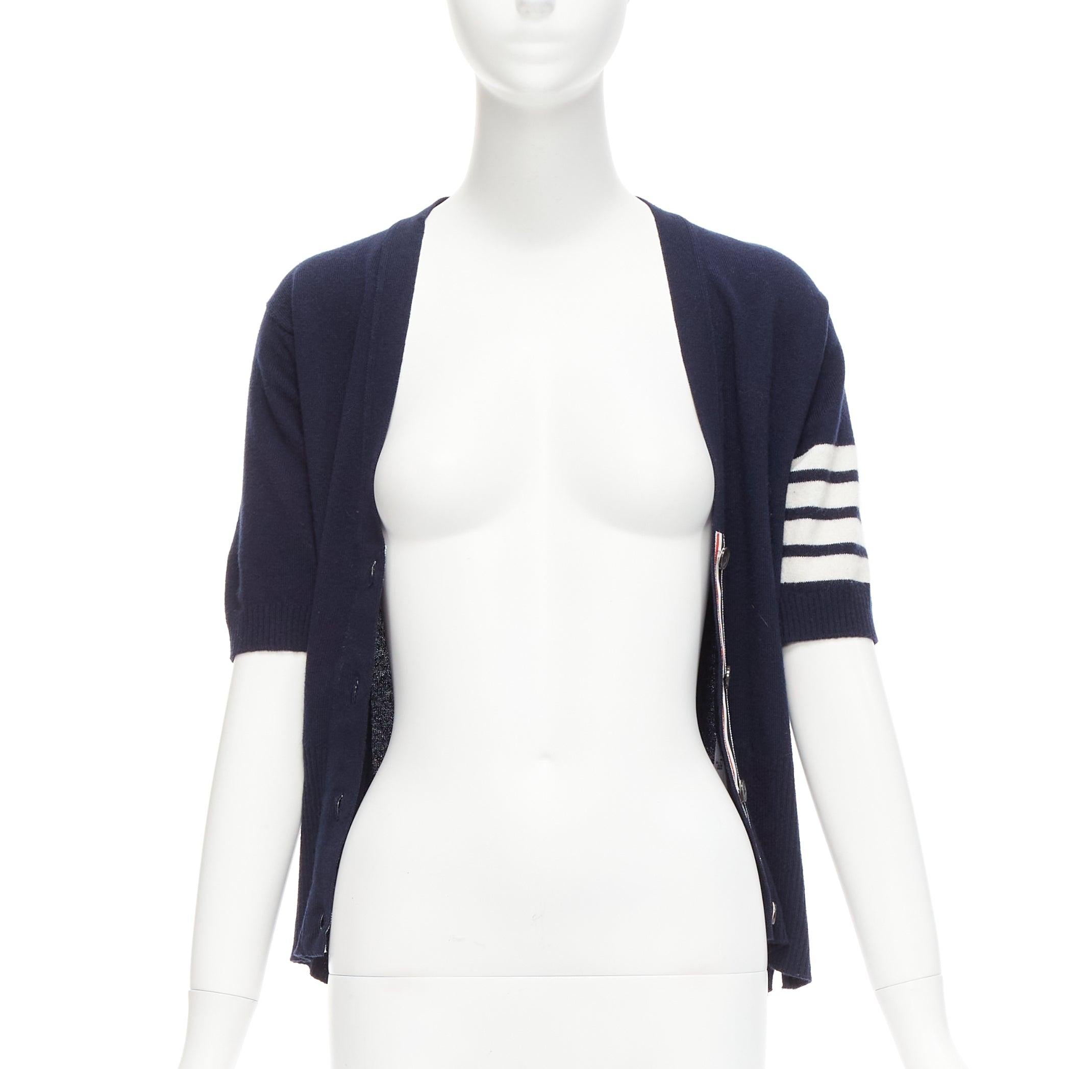 Nero THOM BROWNE 100% cashmere, cardigan a 4 strisce bianche e blu con bottoni, IT44 L. in vendita