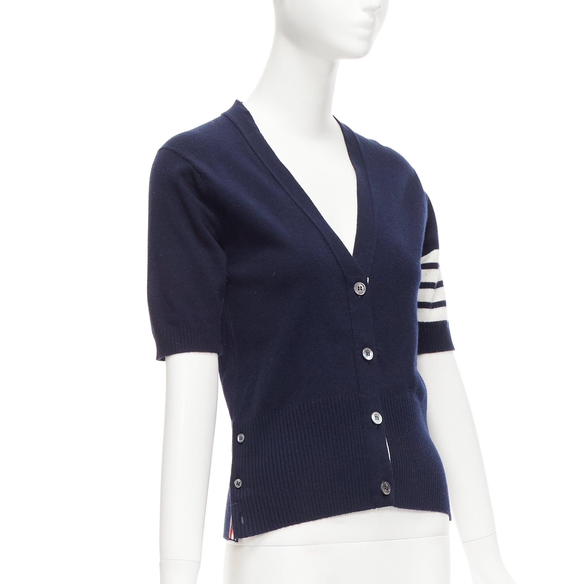 THOM BROWNE 100% cashmere, cardigan a 4 strisce bianche e blu con bottoni, IT44 L. In condizioni buone in vendita a Hong Kong, NT