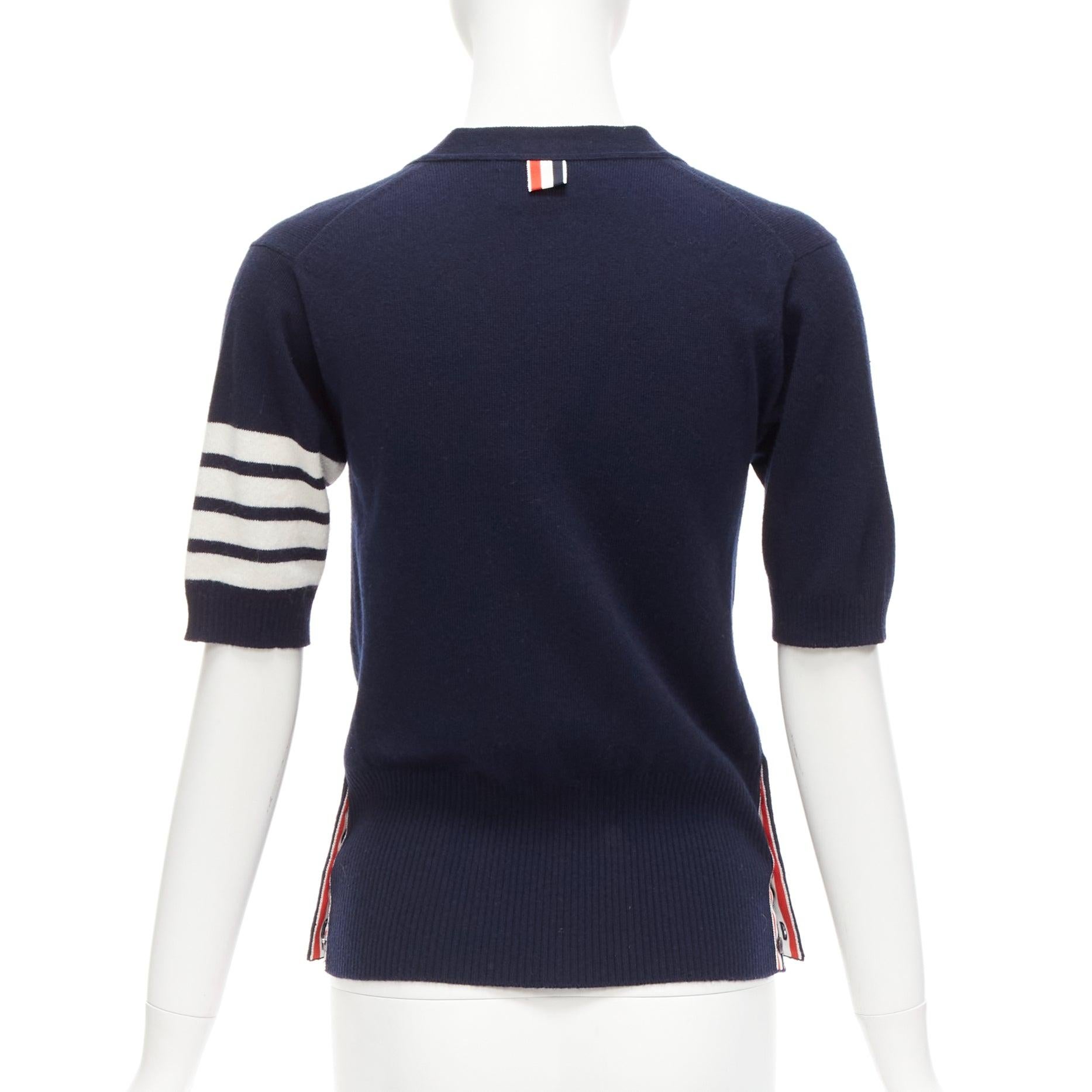 THOM BROWNE 100% cashmere, cardigan a 4 strisce bianche e blu con bottoni, IT44 L. in vendita 1