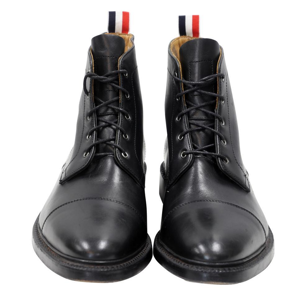 Thom Browne Ankle Boots Size 10.5 Leather Lace-Up Cap Toe Shoes TB-0502N-0151

These Thom Browne Black Leather Ankle Cap-Toe Boots are not to be missed. Featuring chic black smooth leather with cap-toe and lace up details. A glamorous touch to a