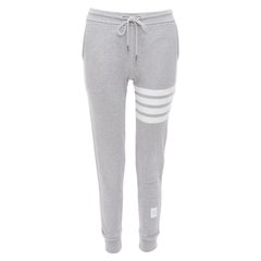 THOM BROWNE Four Bar pantaloni affusolati in cotone a righe bianche e grigie con logo UK36