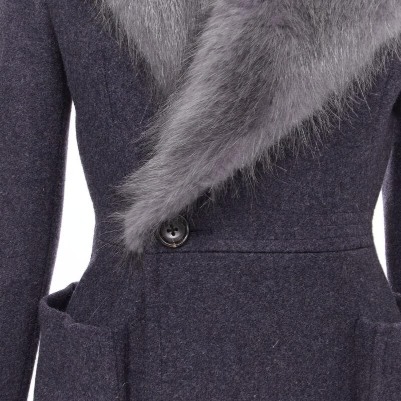 THOM BROWNE cappotto grigio con pelliccia di castoro e colletto blu, foderato in feltro di lana e seta JP2 M in vendita 2