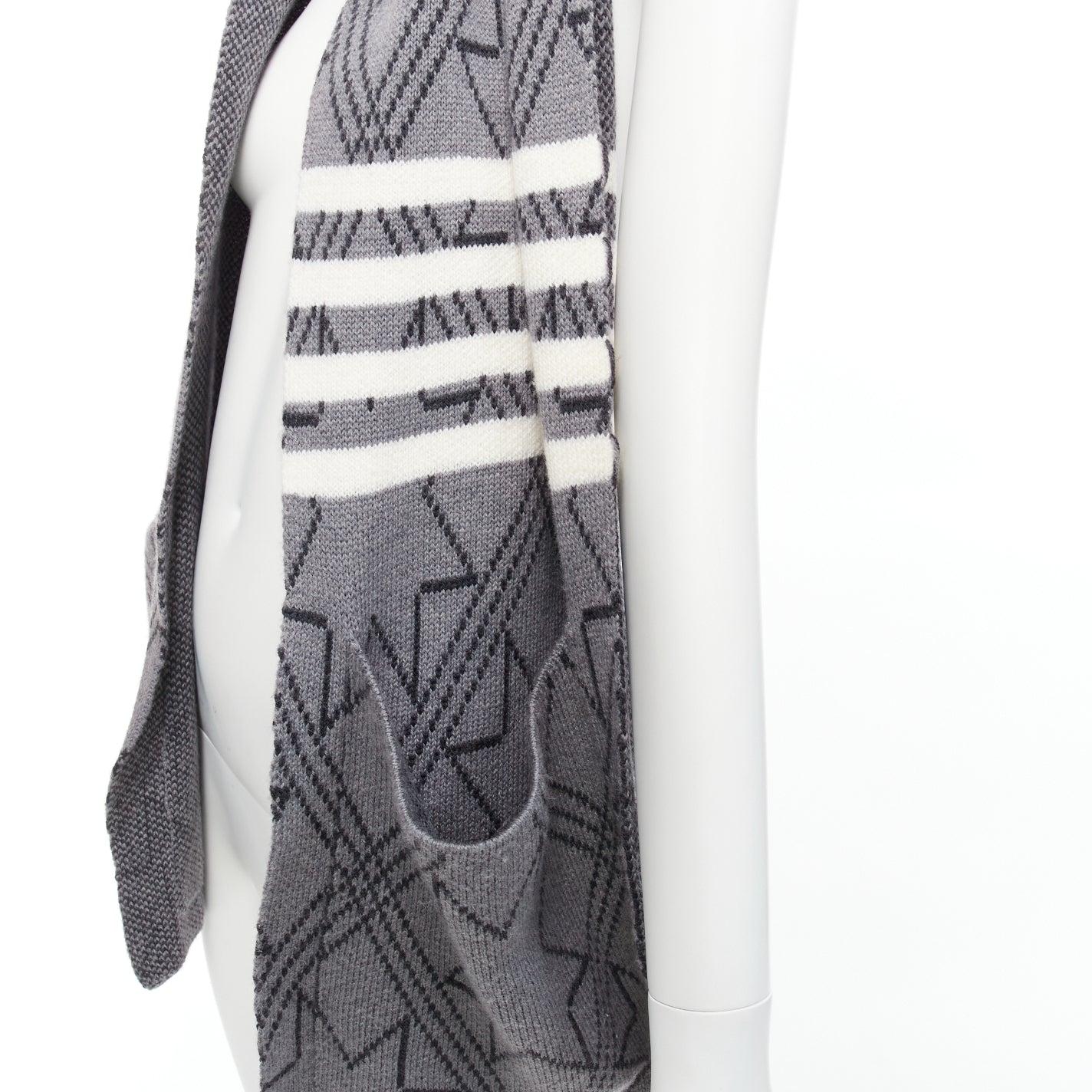 THOM BROWNE grey black graphic star 4 bar stripes pocketed long scarf
Reference: DYTG/A00062
Brand: Thom Browne
Designer: Thom Browne
Material: Fabric
Color: Grey, White
Pattern: Striped
Extra Details: Dual patch pocket

CONDITION:
Condition: Very