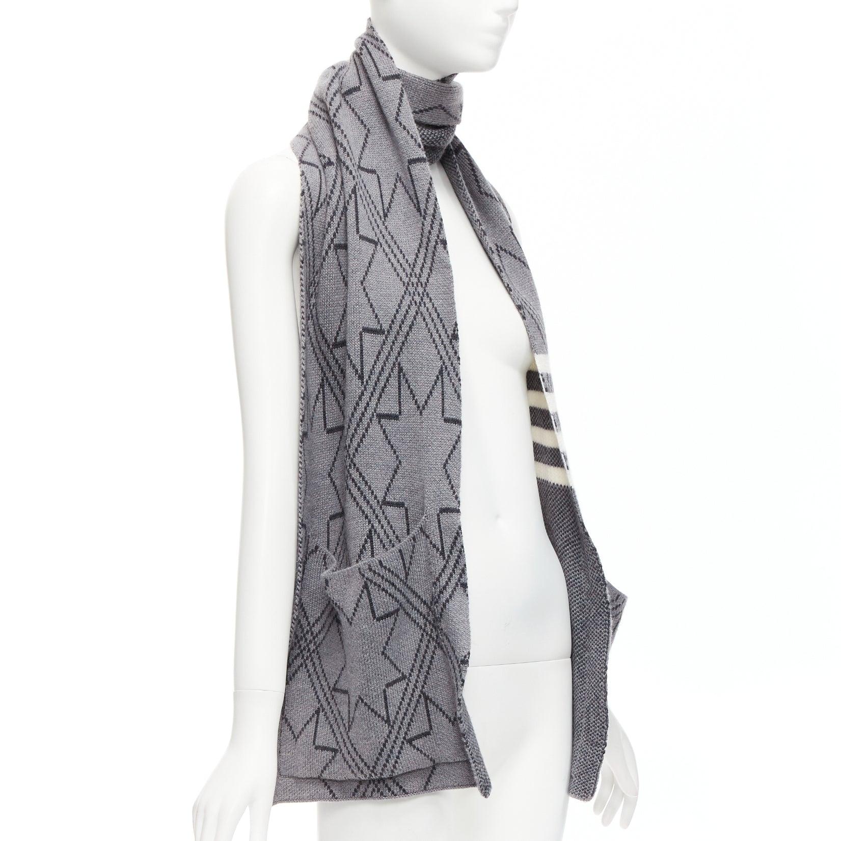 Nero Sciarpa lunga con taschino THOM BROWNE grigio nero con grafica a stelle e strisce a 4 barre in vendita