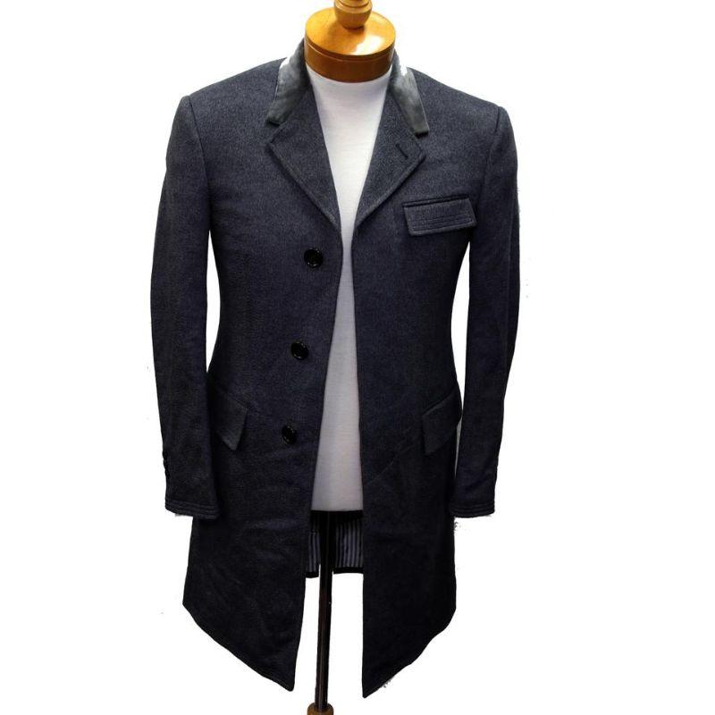 Thom Browne Grey Velvet Collar Classic Chesterfield Men's Overcoat Jacket Coat 

This classic Thom Browne wool peacoat is a timeless investment piece for you wardrobe. Crafted out of a pure wool in a grey with velvet collar and with red blue striped