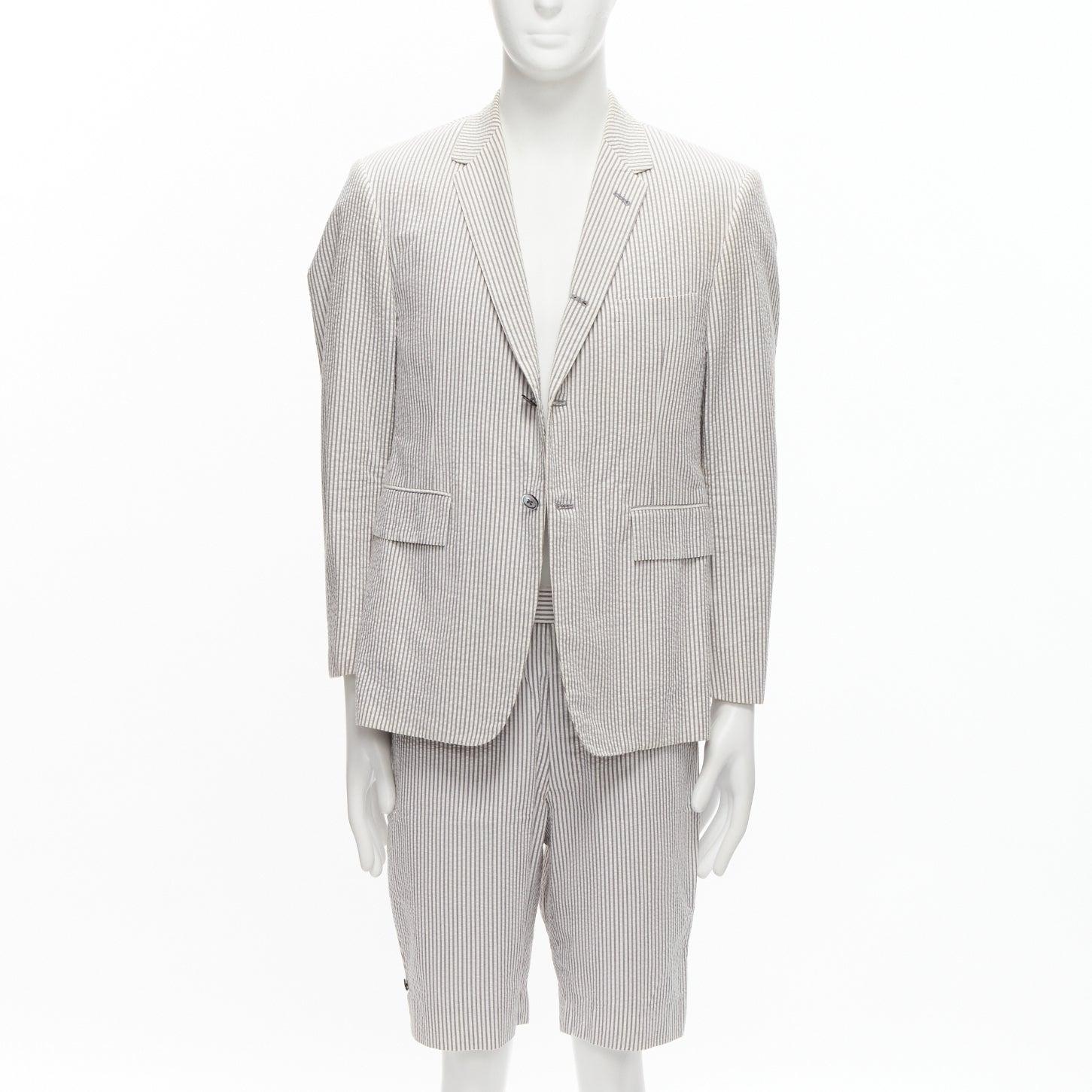 THOM BROWNE Grau-Weiß gestreifter Seersucker-Blazer-Jacken-Shortsanzug Gr. 3 L im Zustand „Gut“ im Angebot in Hong Kong, NT