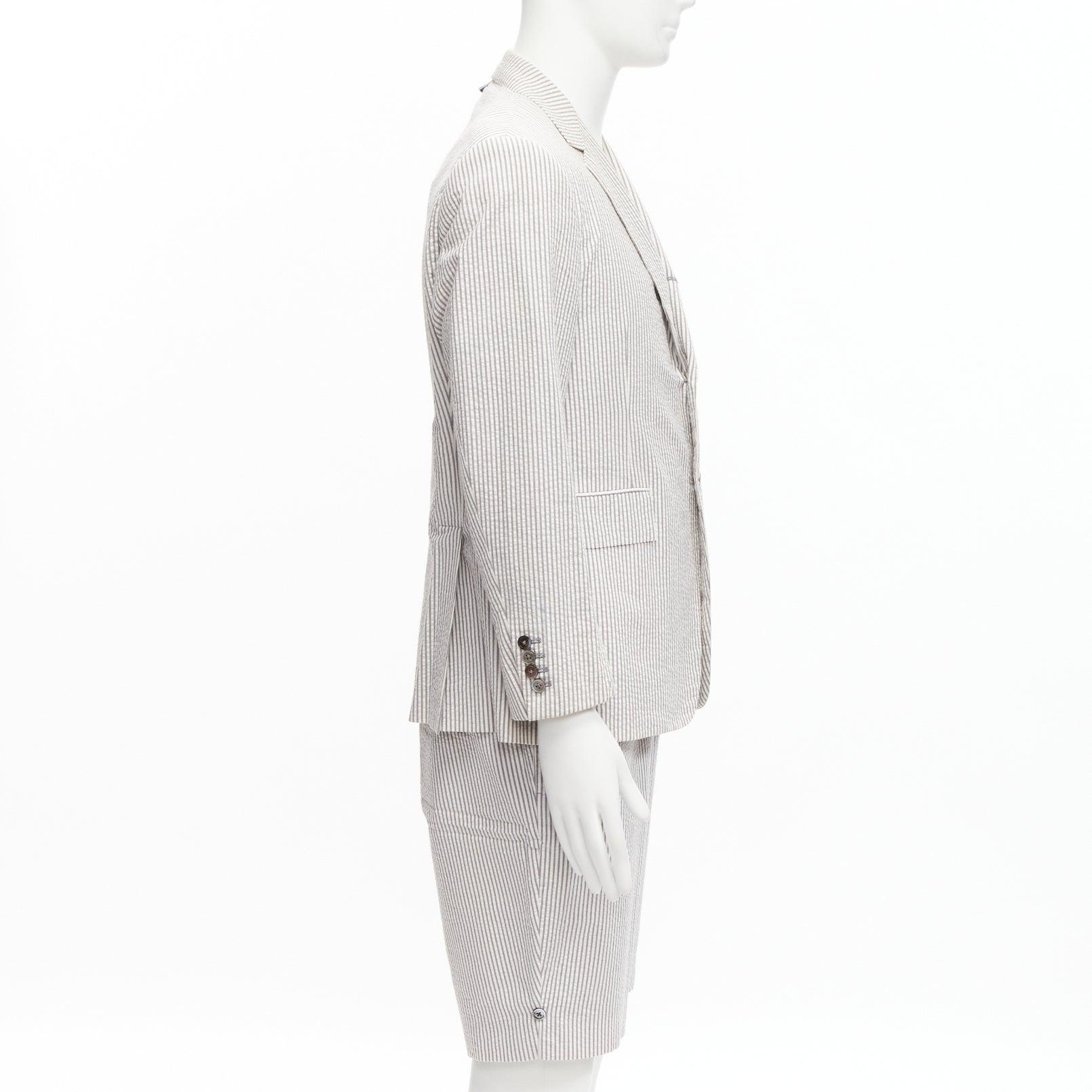 THOM BROWNE Grau-Weiß gestreifter Seersucker-Blazer-Jacken-Shortsanzug Gr. 3 L im Angebot 1