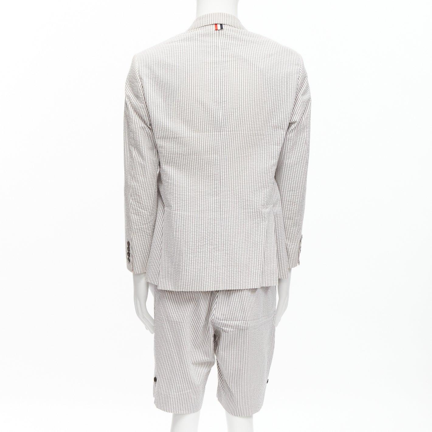 THOM BROWNE Grau-Weiß gestreifter Seersucker-Blazer-Jacken-Shortsanzug Gr. 3 L im Angebot 2