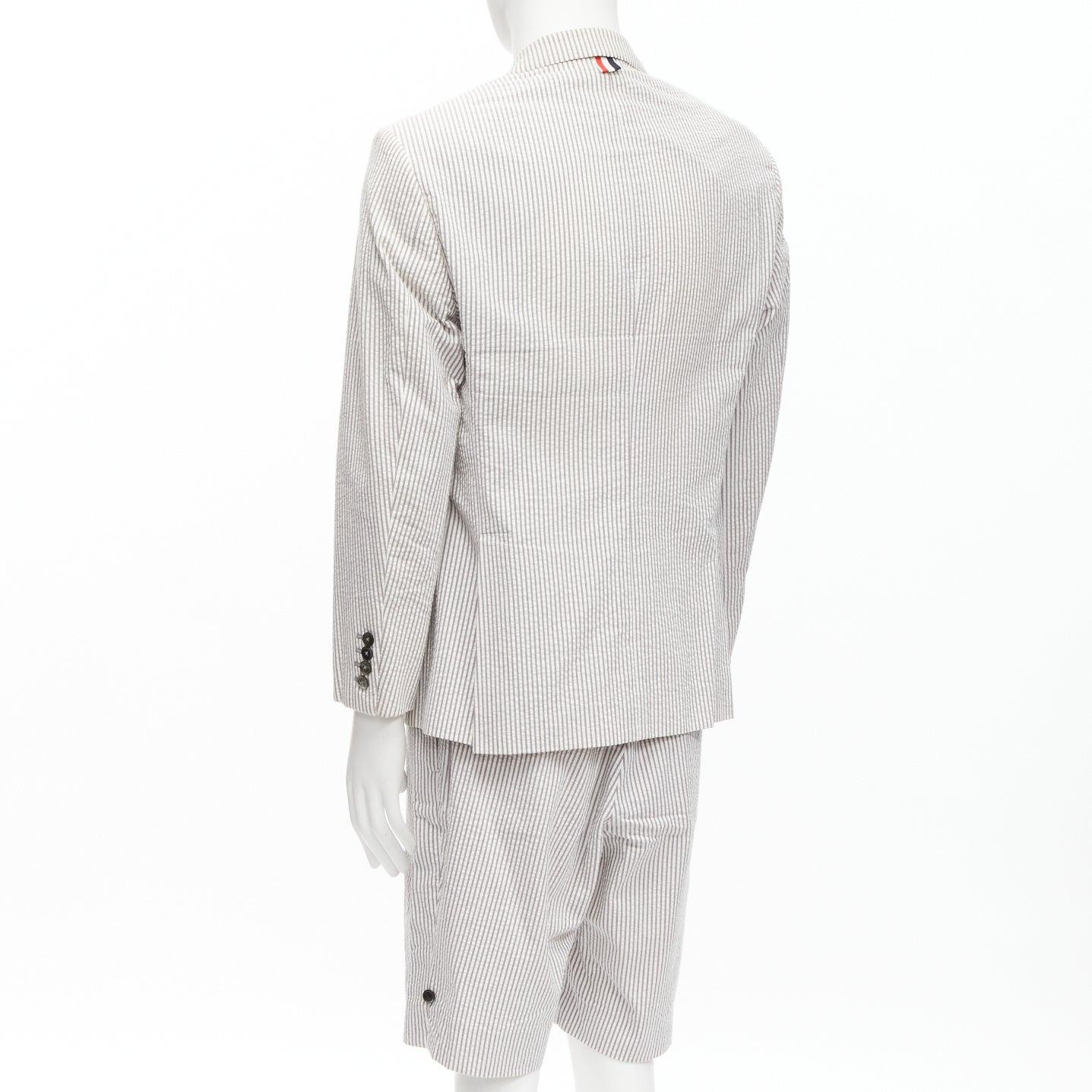 THOM BROWNE Grau-Weiß gestreifter Seersucker-Blazer-Jacken-Shortsanzug Gr. 3 L im Angebot 3