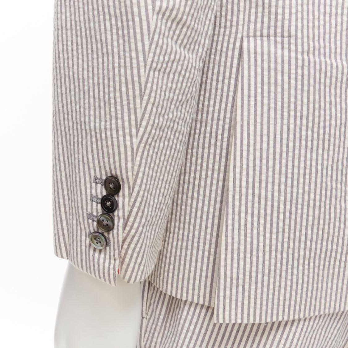 THOM BROWNE Grau-Weiß gestreifter Seersucker-Blazer-Jacken-Shortsanzug Gr. 3 L im Angebot 4