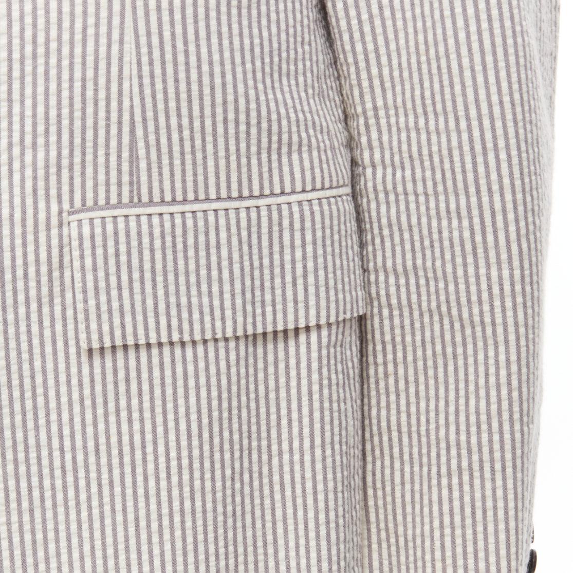 THOM BROWNE Grau-Weiß gestreifter Seersucker-Blazer-Jacken-Shortsanzug Gr. 3 L im Angebot 5