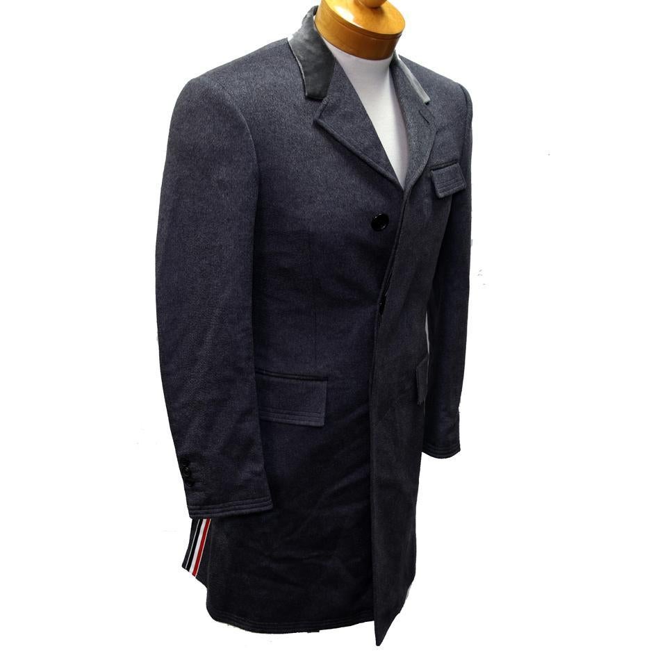 Thom Browne Grey XS Velvet Collar Classic Chesterfield Overcoat Jacket Coat

This classic Thom Browne wool peacoat is a timeless investment piece for you wardrobe. Crafted out of a pure wool in a grey with velvet collar and with red blue striped