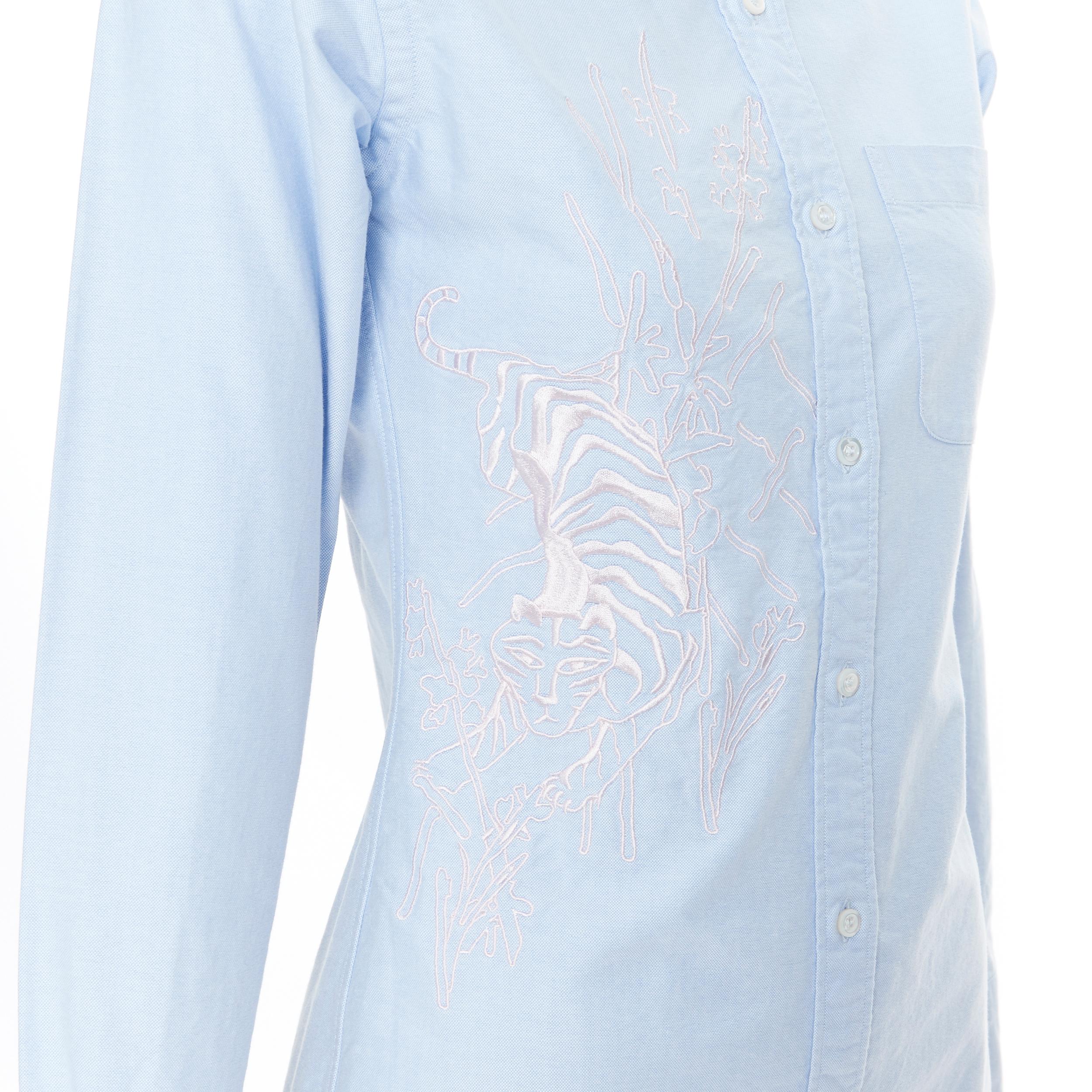 THOM BROWNE light blut cotton pink tiget embroidery slim fit shirt IT38 XS
Brand: Thom Browne
Designer: Thom Browne
Model Name / Style: Slim fit shirt
Material: Cotton
Color: Blue
Pattern: Solid
Closure: Button
Extra Detail: Pink thread tiger
