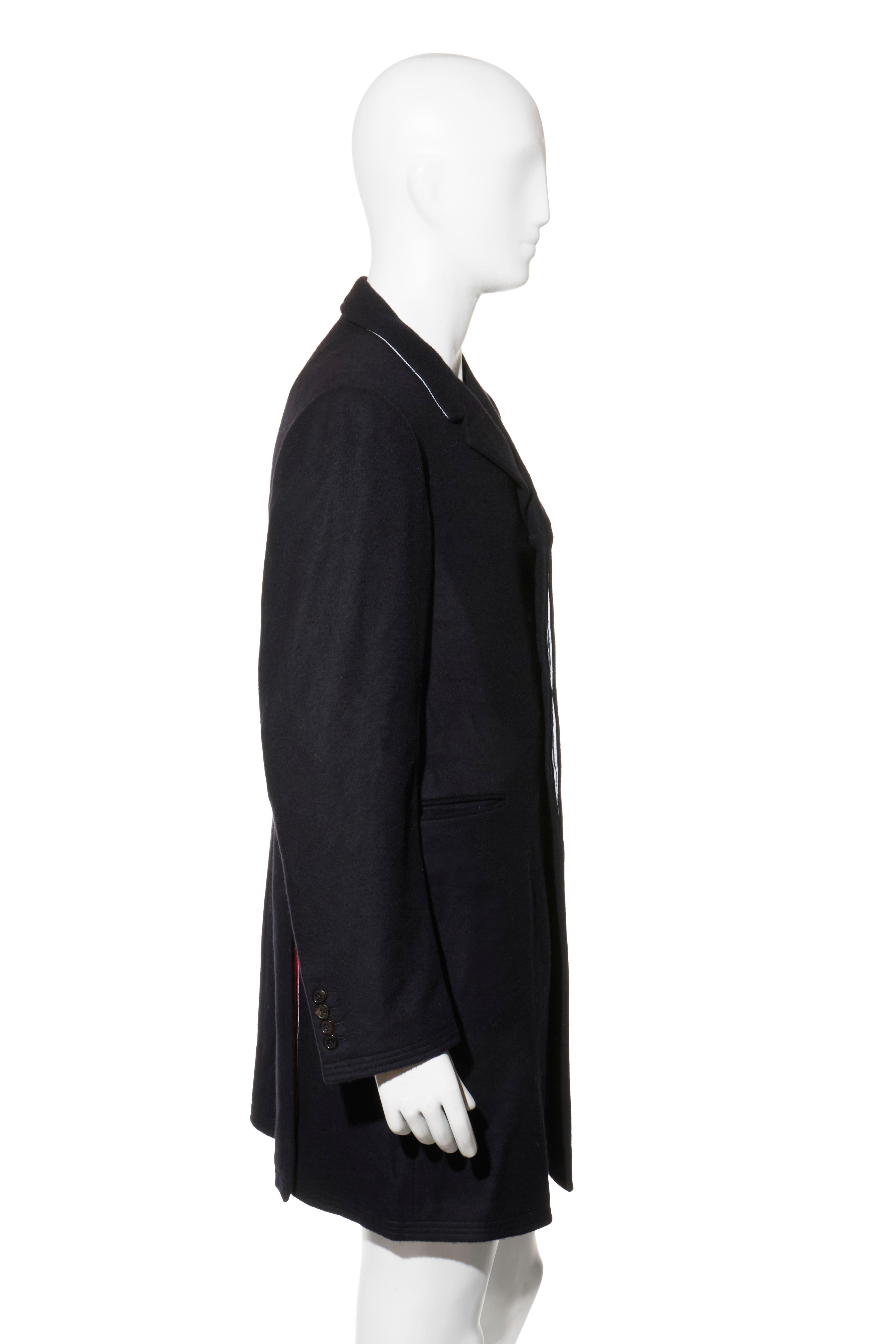 Giacca lunga Thom Browne Uomo Navy 100% Cashmere Sartoria Italiana 3R / 52R

Descrizione:
Meticolosamente realizzata in Italia in puro cashmere, questa giacca lunga di Thom Browne incarna la precisione architettonica e il lusso sobrio.