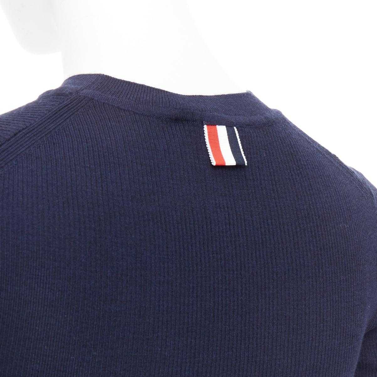THOM BROWNE marineblaues Wollgemisch, rot-weißer Besatz, Pointelle-Strick-T-Shirt, IT36 XXS
Referenz: YIKK/A00206
Marke: Thom Browne
Modell: T-Shirt aus Pointelle-Gewebe
MATERIAL: Wolle, Gemisch
Farbe: Marineblau, Rot
Muster: Gestreift
Verschluss: