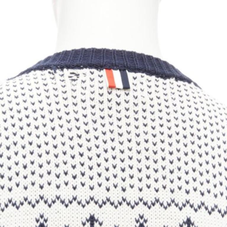 THOM BROWNE intarsia octopus marine blanc cassé  Pull à bretelles SZ.3 L
Référence : JSLE/A00047
Marque : Thom Browne
Designer : Thom Browne
Matériau : Coton
Couleur : blanc cassé, marine
Motif : Abstrait
Fermeture : bouton
Détails supplémentaires :
