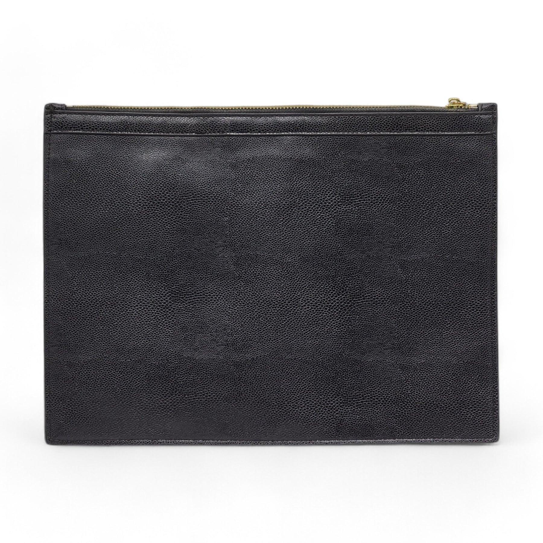 Thom Browne RWB Stripe Zip-Up Pouch Leather in Black.

Gold-tone zipper. Signature fabric lined interior.  Logo embossed on the front.

Additional information:
Material: Leather
Dimension: 13.25