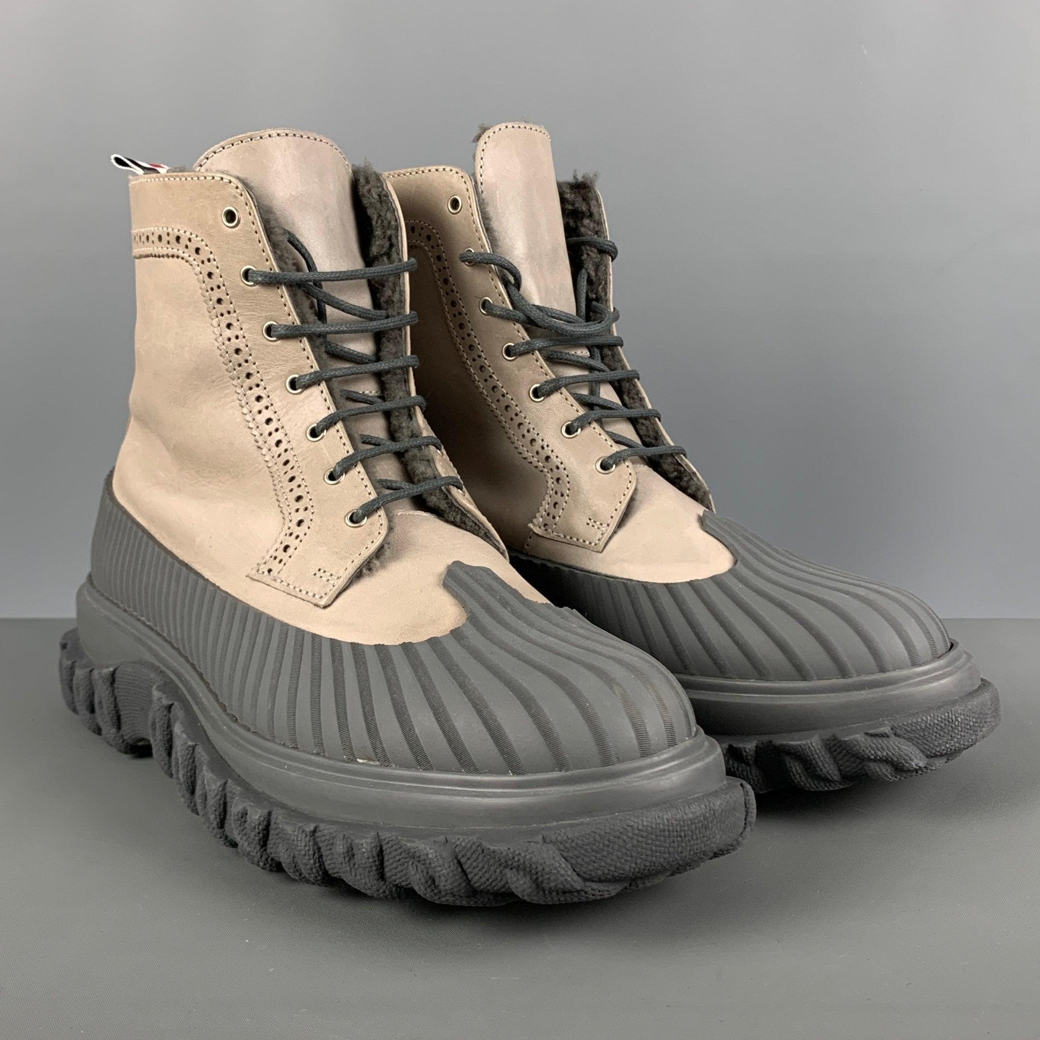 THOM BROWNE duck boots comes in a taupe calf leather featuring a perforated leather detail, polyurethane sole, fleece sherpa lining, and a lace up closure. Made in Italy.Excellent Pre-Owned Condition. 

Marked:   44 

Measurements: 
  Length: 13