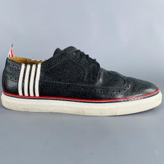 THOM BROWNE - Baskets à bout ouvert en cuir perforé rouge marine et blanc, taille 11