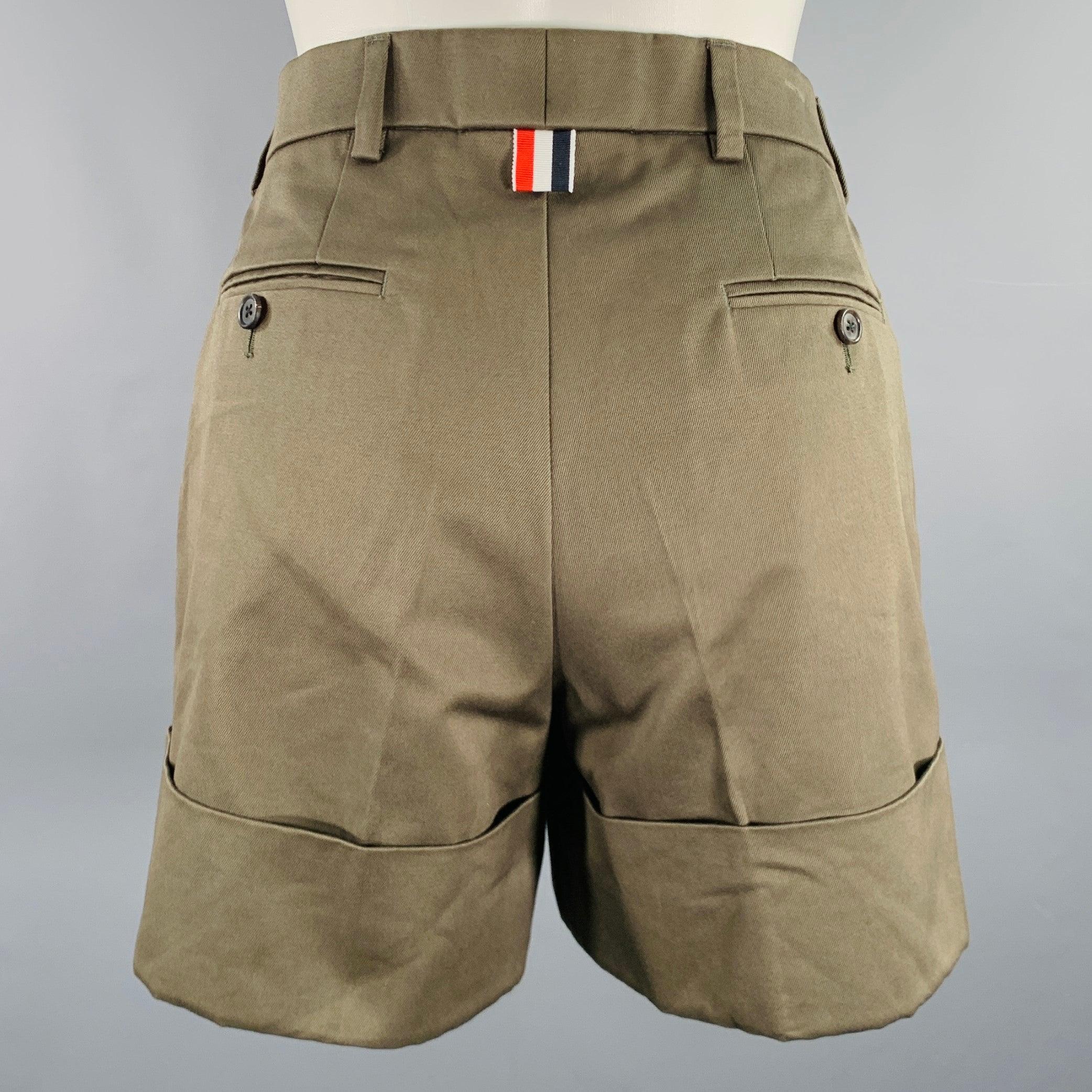 THOM BROWNE shorts
in a green cotton twill featuring a cuffed design, four pockets, and zip fly closure. Made in Italy.Excellent Pre-Owned Condition. 

Marked:   IT 38 

Measurements: 
  Waist: 29 inches Rise: 9 inches Inseam: 4 inches 
  
  
 
Sui