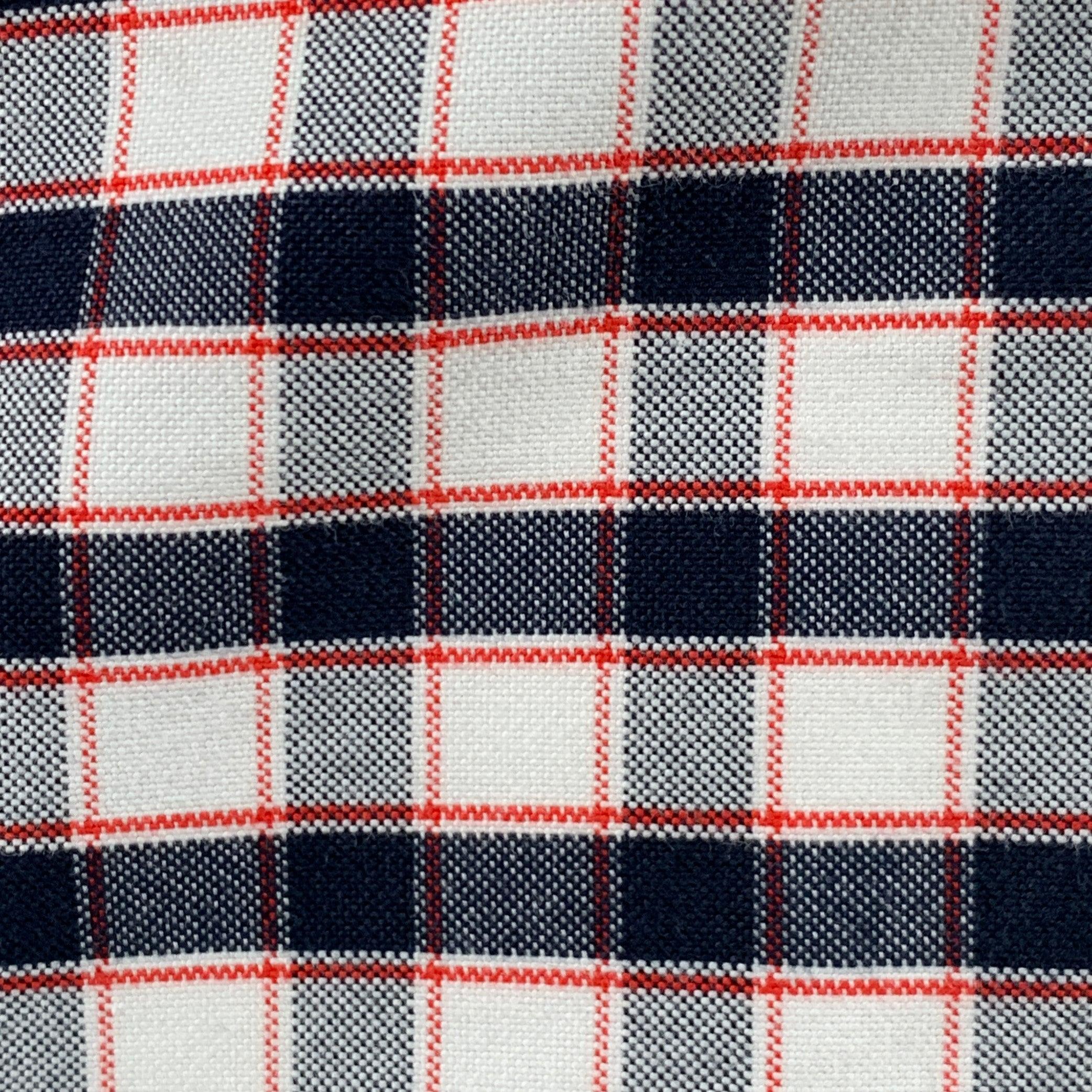 THOM BROWNE Langarmhemd aus weißer, schwarzer und roter Oxford-Baumwolle mit Karomuster, Umlegekragen, einer Tasche und Knopfverschluss. Made in USA. sehr guter gebrauchter Zustand.
 Kleines Zeichen. 

Markiert:   0 

Abmessungen: 
 
Schultern: 15