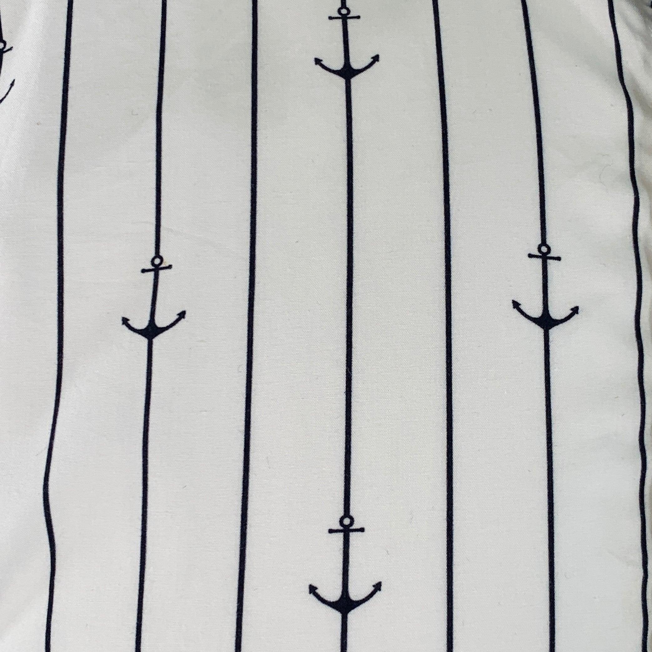 Camisa de manga larga THOM BROWNE
en tejido de algodón blanco y azul marino con estampado de rayas con anclas, cuello abotonado, un bolsillo y cierre con botones. Excelente estado de conservación.  

Marcado:   1 

Medidas: 
 
Hombro 15,5 pulgadas