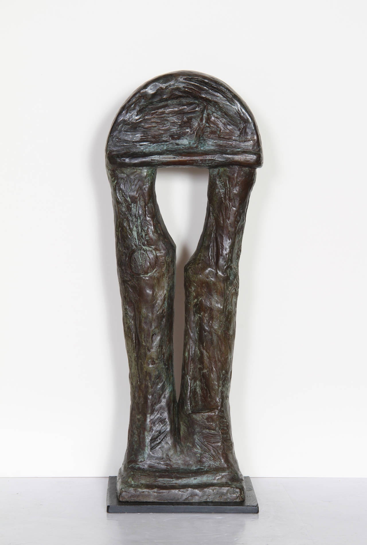 Artistics : Thom Crawford, Américain (1944 - )
Titre : Quatre signes terrestres : La lunette de l'arbre de bronze
Moyen : Sculpture en bronze, signature et numéro inscrits
Edition : 4/5
Dimensions : 50,8 cm x 16,51 cm x 10,16 cm (20 in. x 6.5 in. x