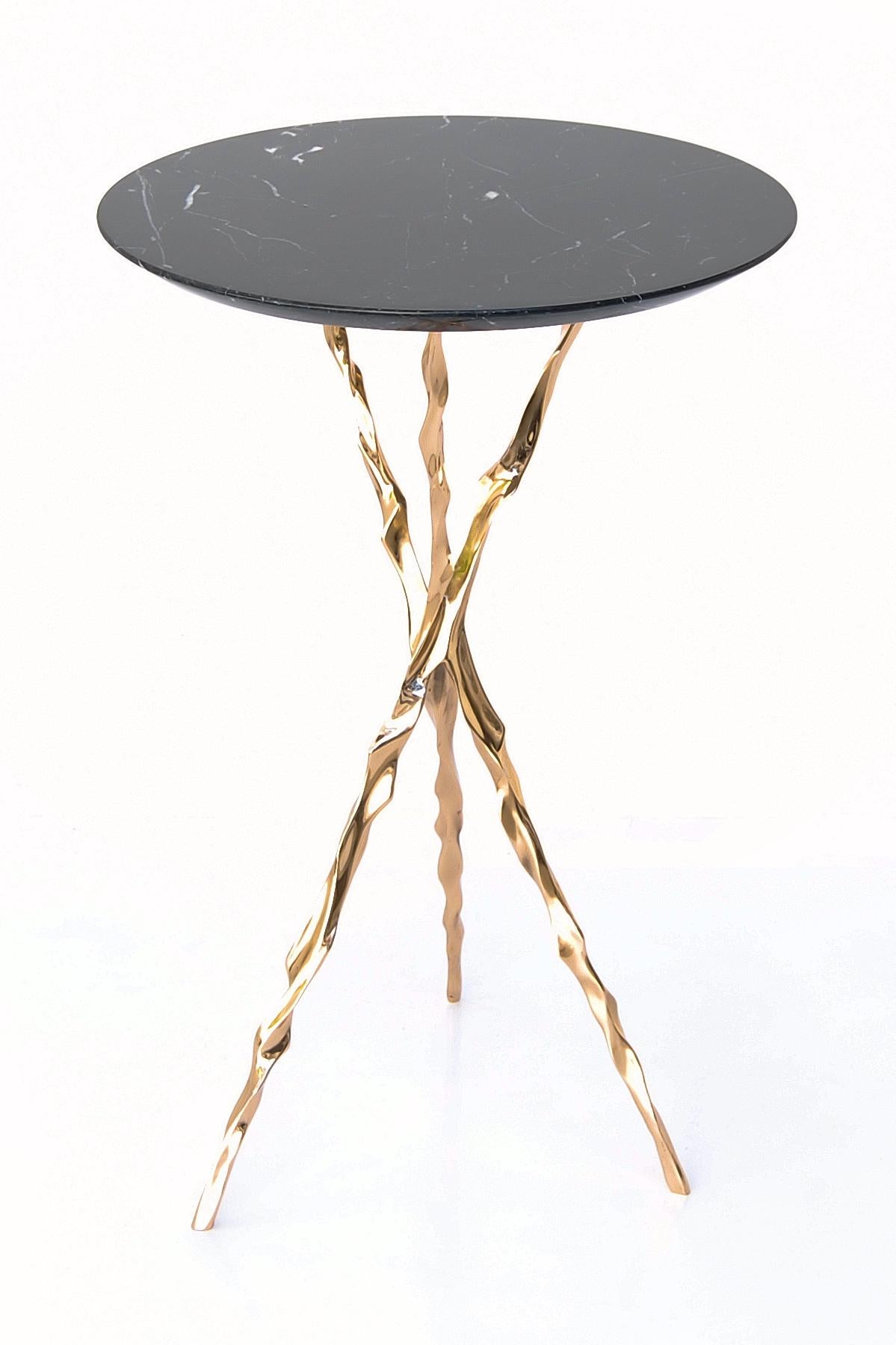 Moderne Table à boissons Thom avec plateau en marbre Nero Marquina de Fakasaka Design en vente