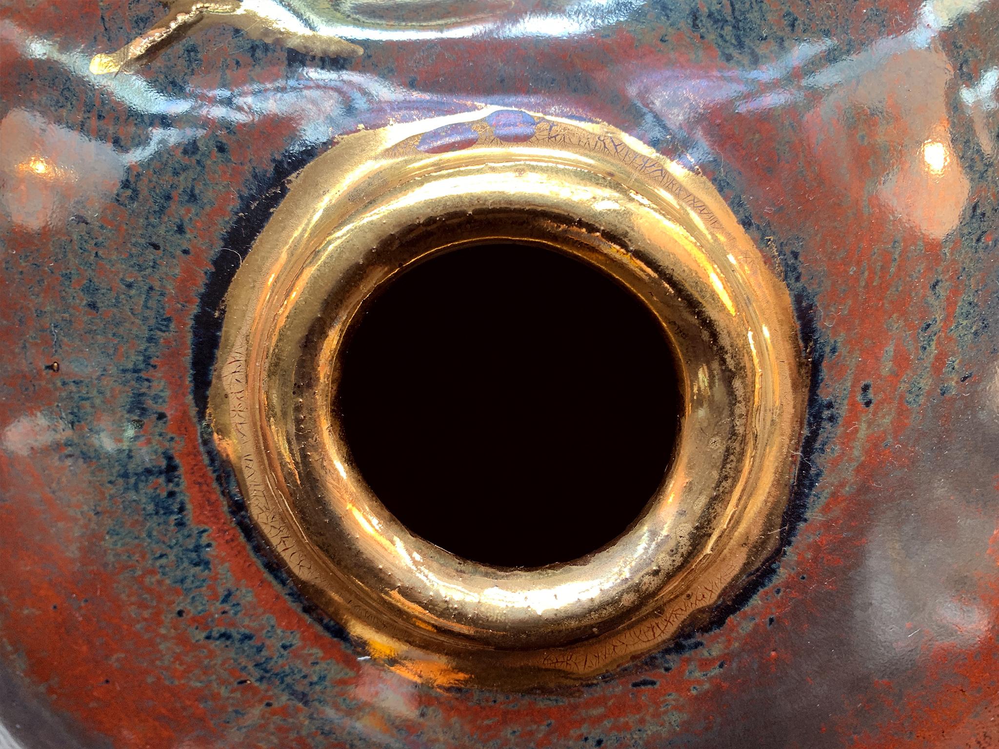 Vaso in ceramica #3 di Thom Lussier, della collezione Golden Patina in vendita 1