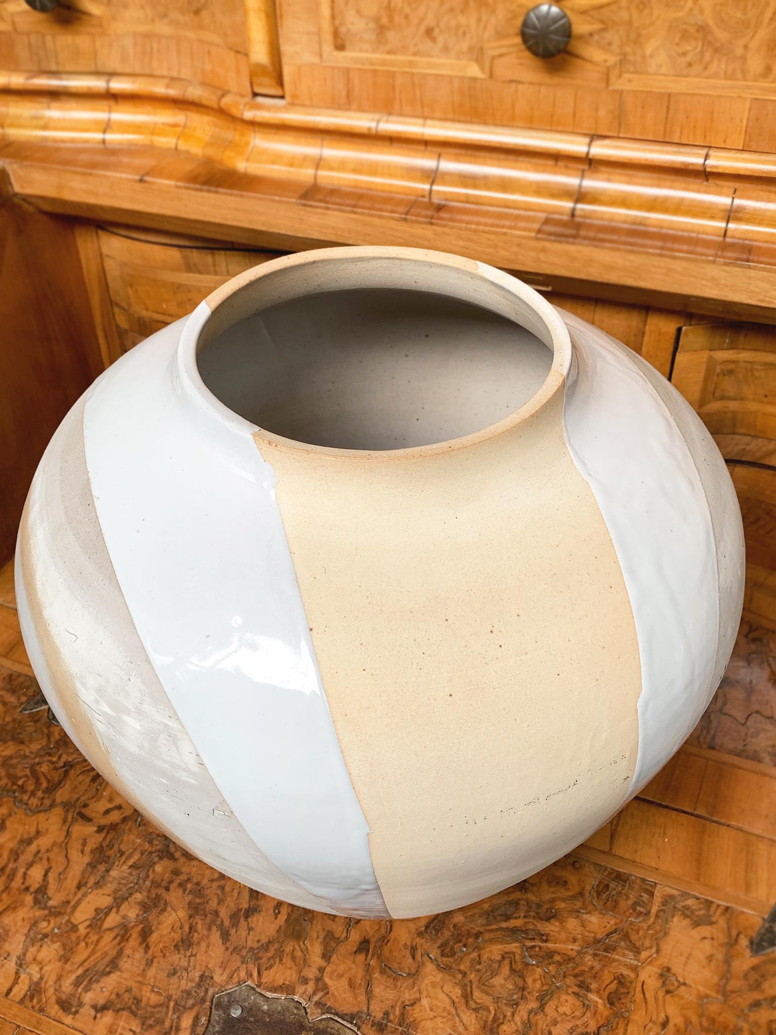 Aus einer Serie von modisch inspirierten Keramiken von Thom Lussier, die exklusiv für Cafiero Select handgefertigt wurden. Die glatte Glasur und das matte Craquelé-Finish ergeben eine stimmungsvolle Mischung aus Texturen und Pastelltönen, die wie